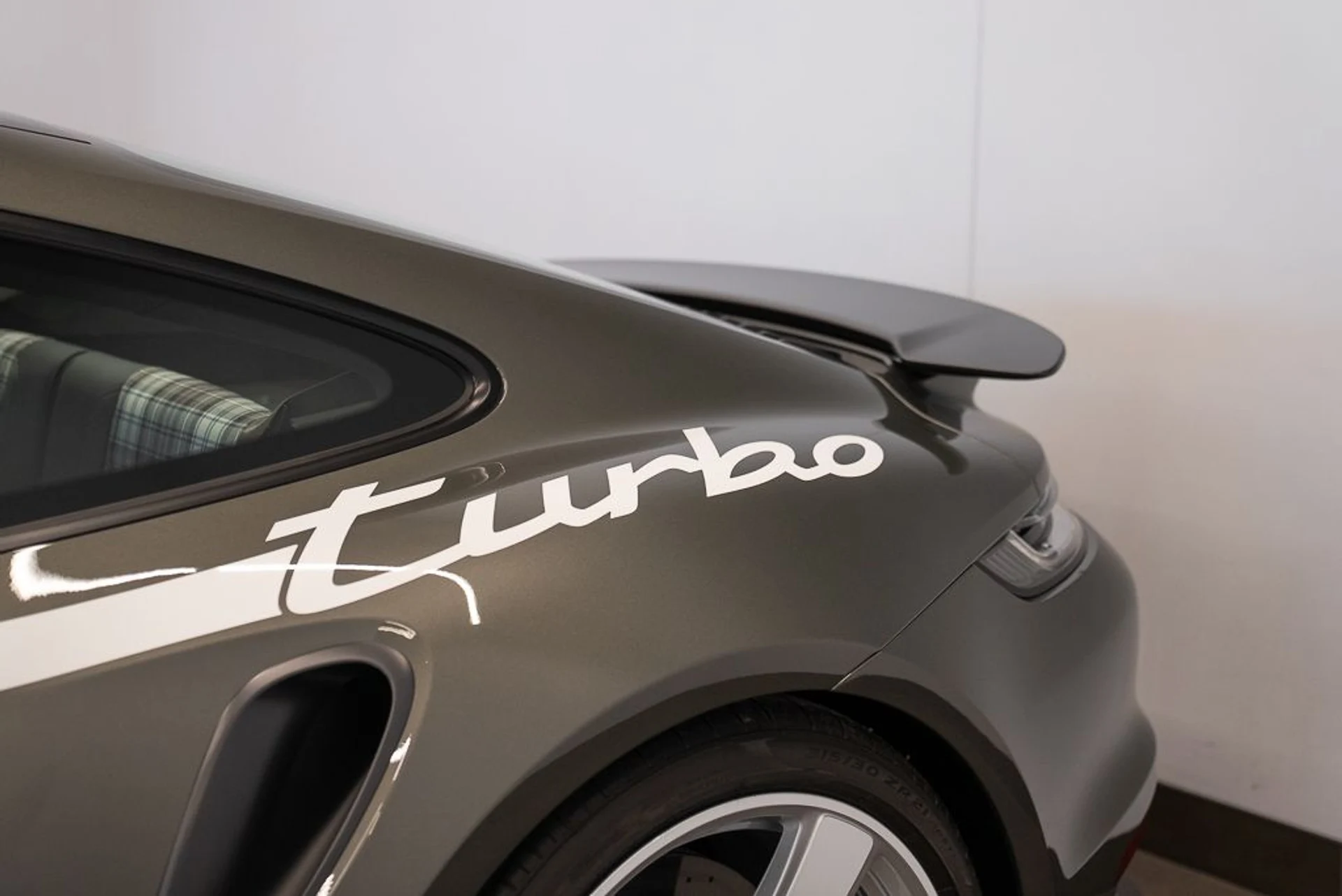 mph030_3163474923_porsche_911_2025_jpg_v_1774622497_60eca4f762