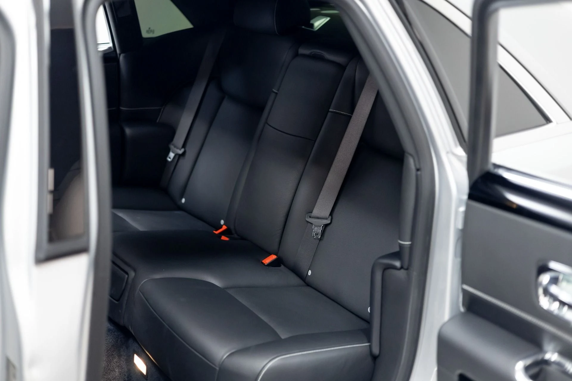 mph030_317024108_Used_2015_Rolls_Royce_Ghost_1760219601_286f561dd9