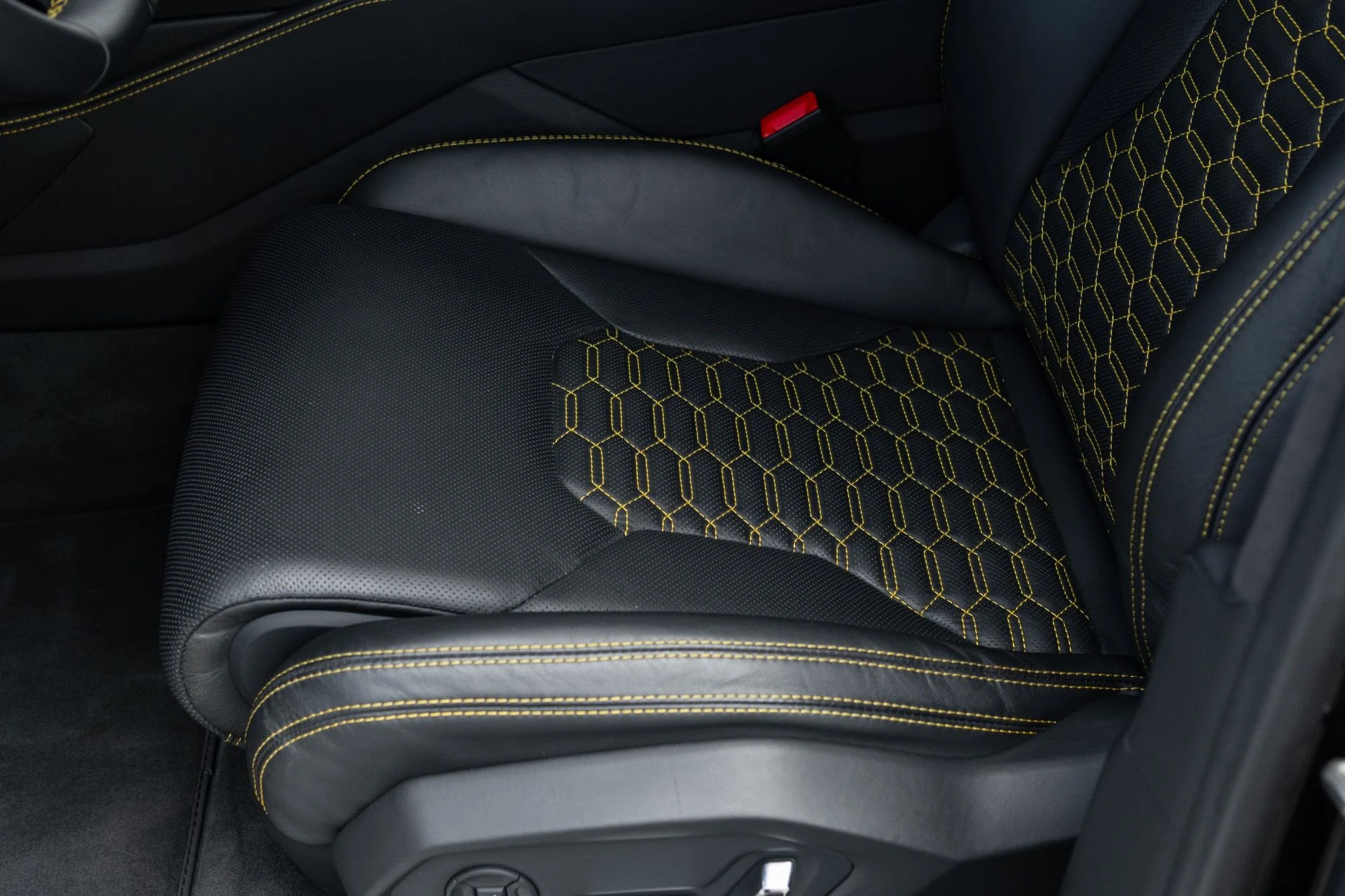 mph030_3182907509_Used_2022_Lamborghini_Urus_1776127481_47232305f9