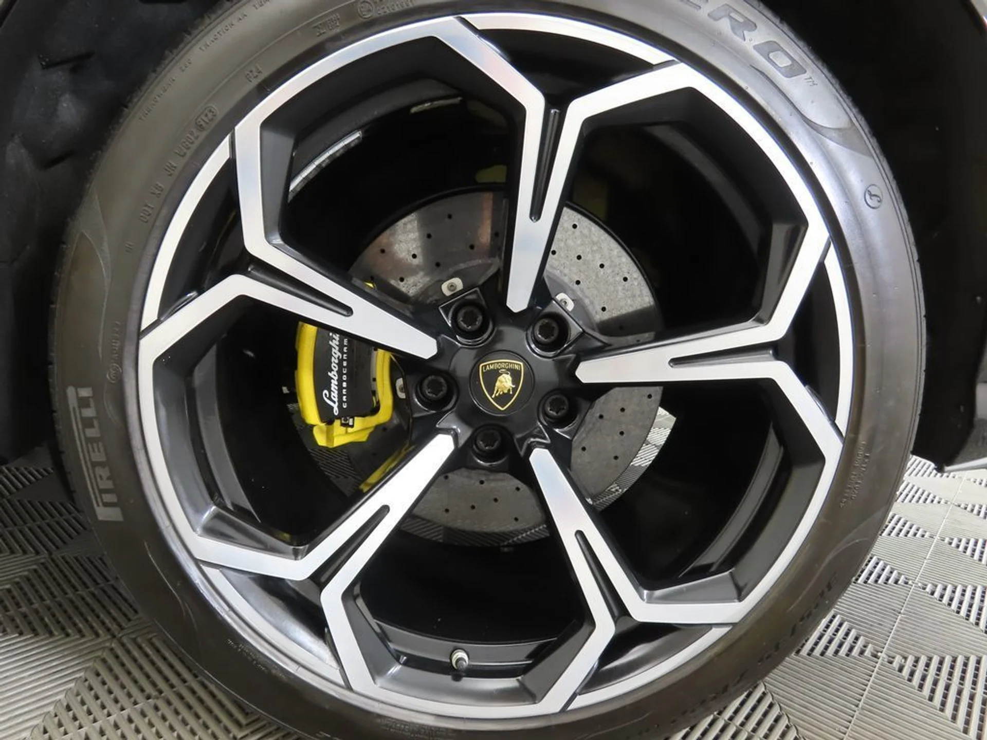 mph030_3184481201_used_2019_lamborghini_urus_awd_8119_22960416_31_1024_11ab1dd7f0