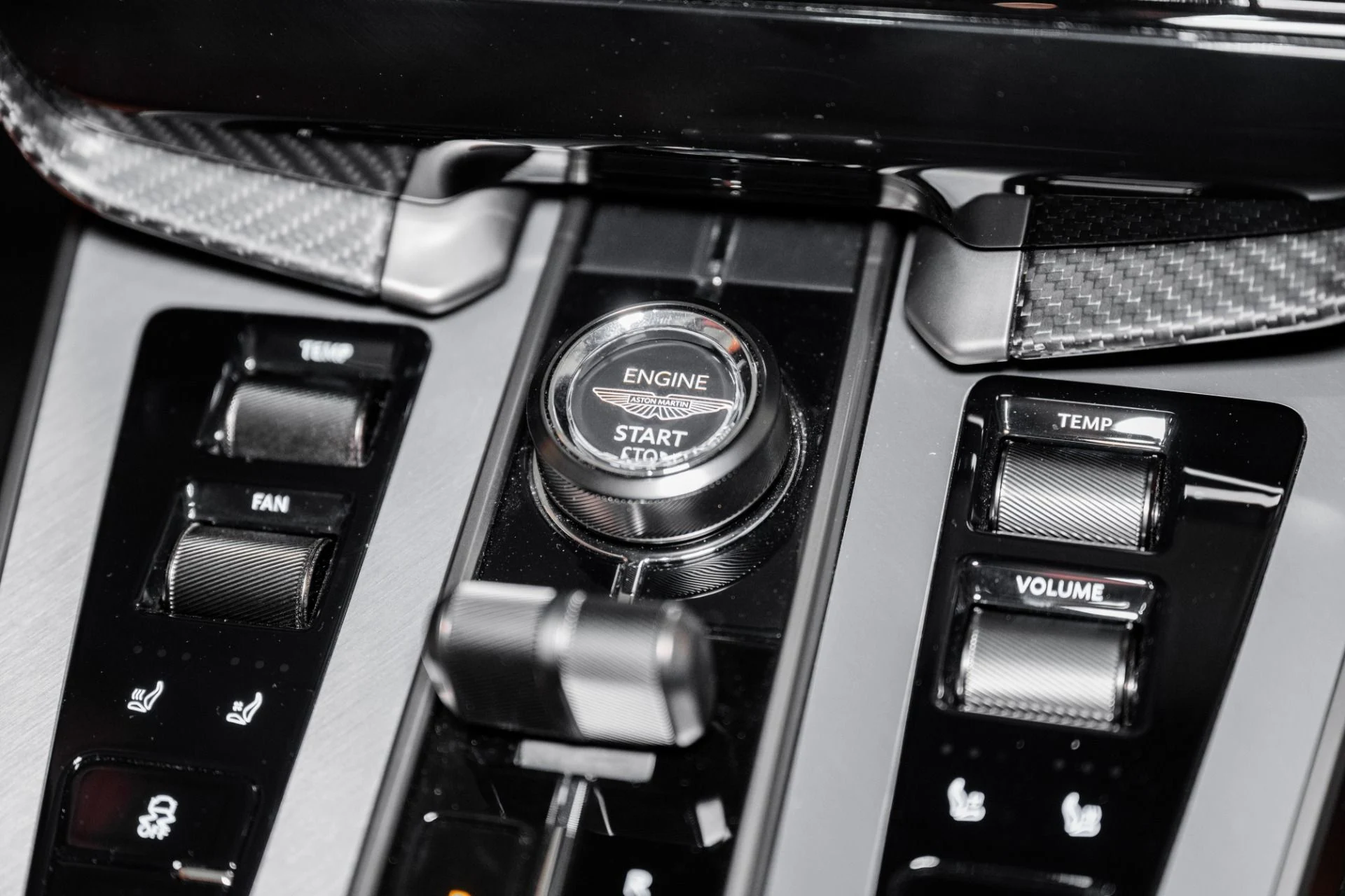 mph030_3232483230_Used_2025_Aston_Martin_Vanquish_1751746222_d2bc9d5a20