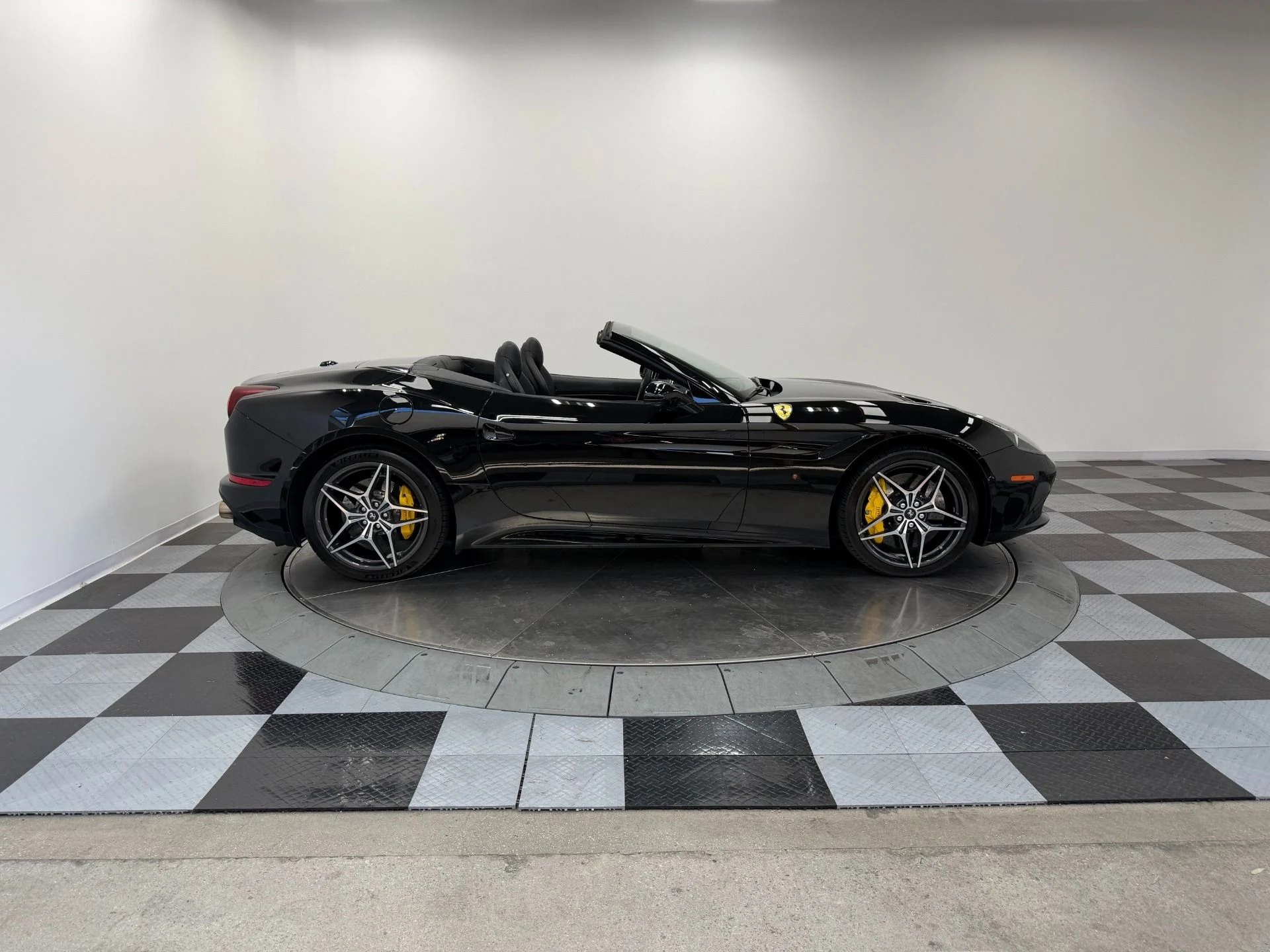 mph030_3242458042_Used_2016_Ferrari_California_T_Carbon_Fiber_Driving_Zone_Twin_Turbo_Power_1782147387_eff8e04496