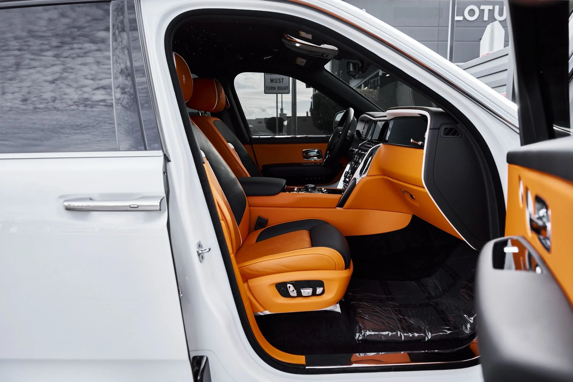 mph030_3245532732_Used_2025_Rolls_Royce_Cullinan_Base_1770950899_00515767cc