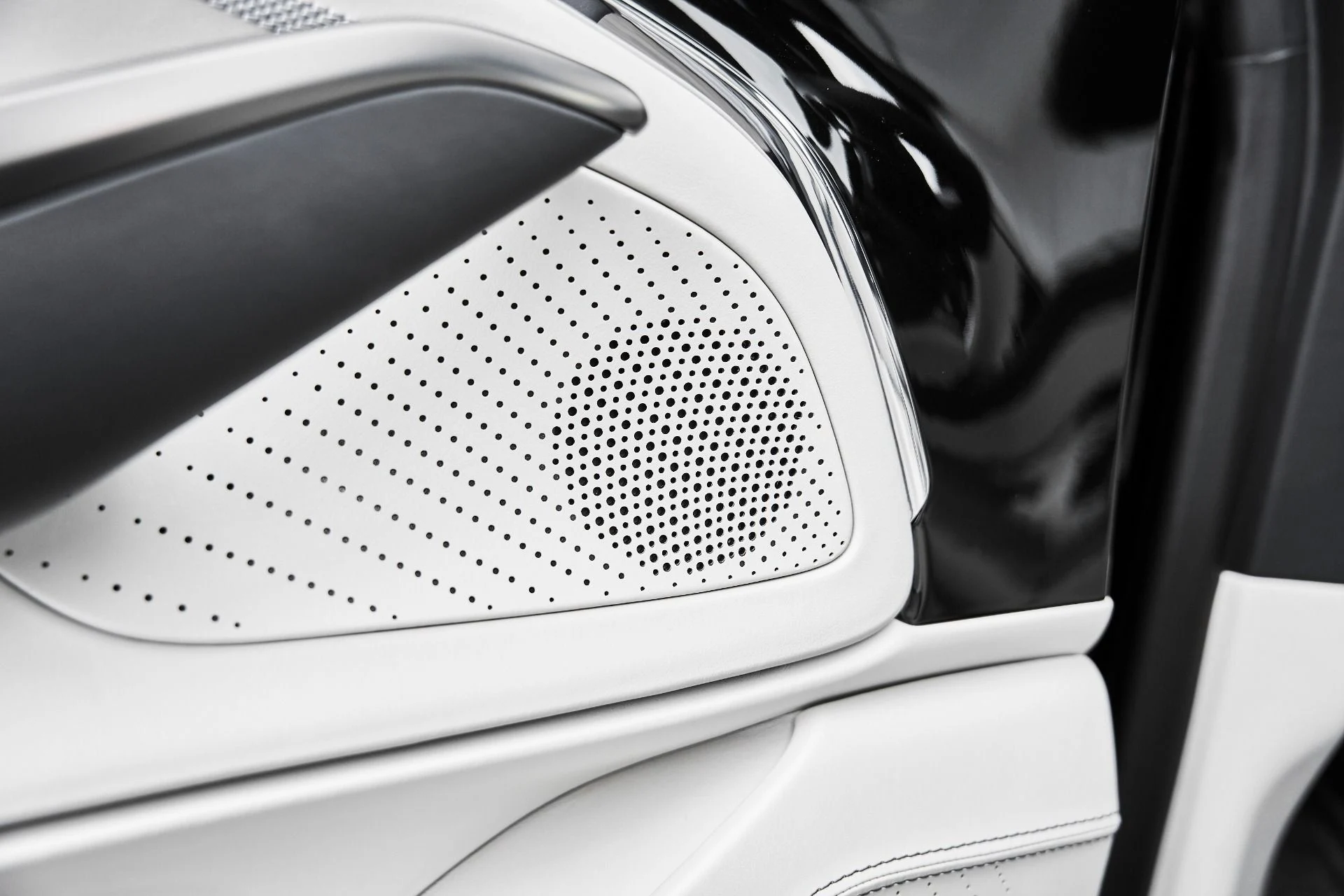 mph030_32592718_Used_2025_Aston_Martin_DBX_707_1775007980_b265609b20