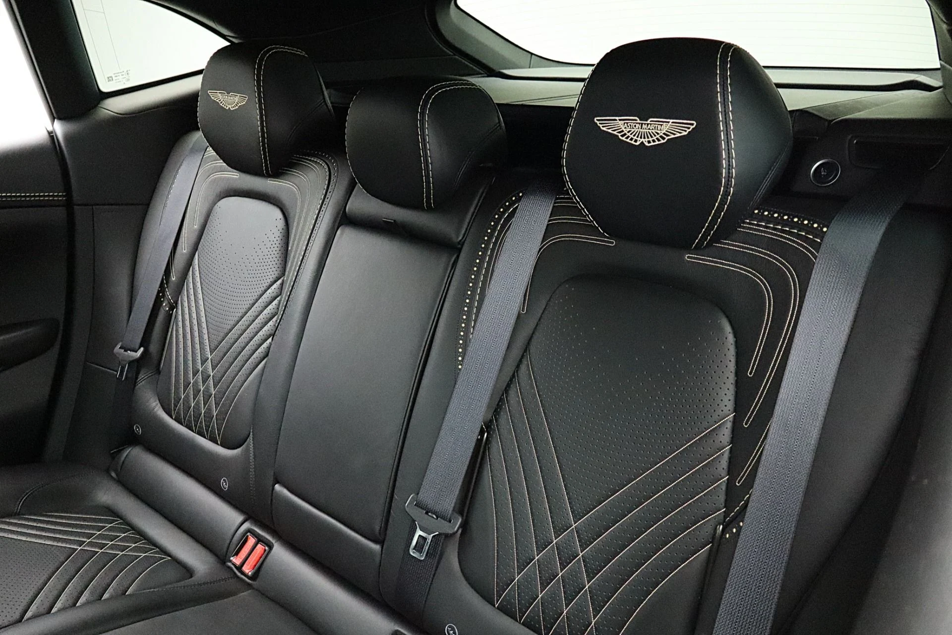 mph030_3281840357_Used_2021_Aston_Martin_DBX_9db1abc94e
