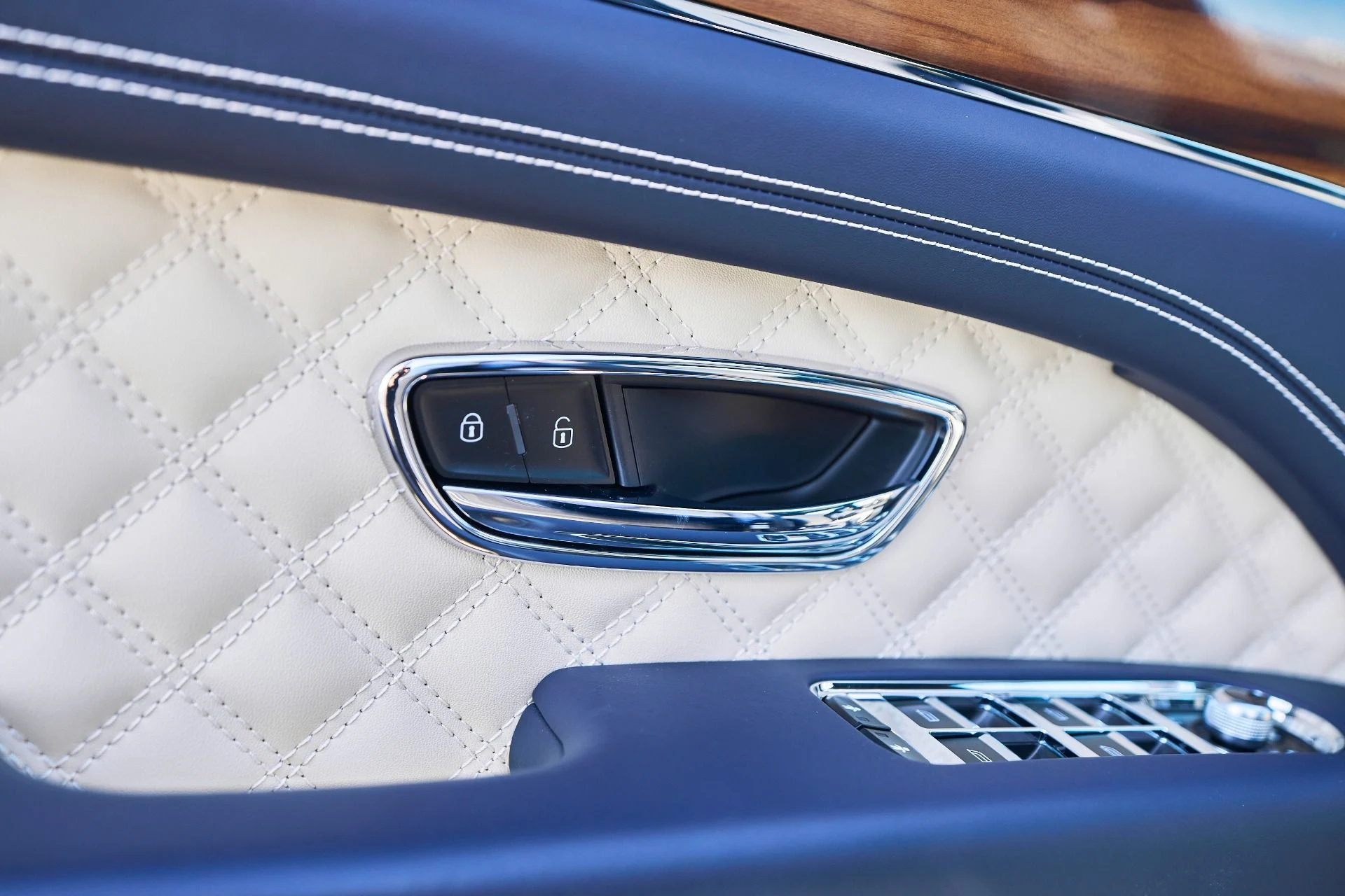 mph030_3283506131_Used_2021_Bentley_Bentayga_V8_1764209005_c8201fb816