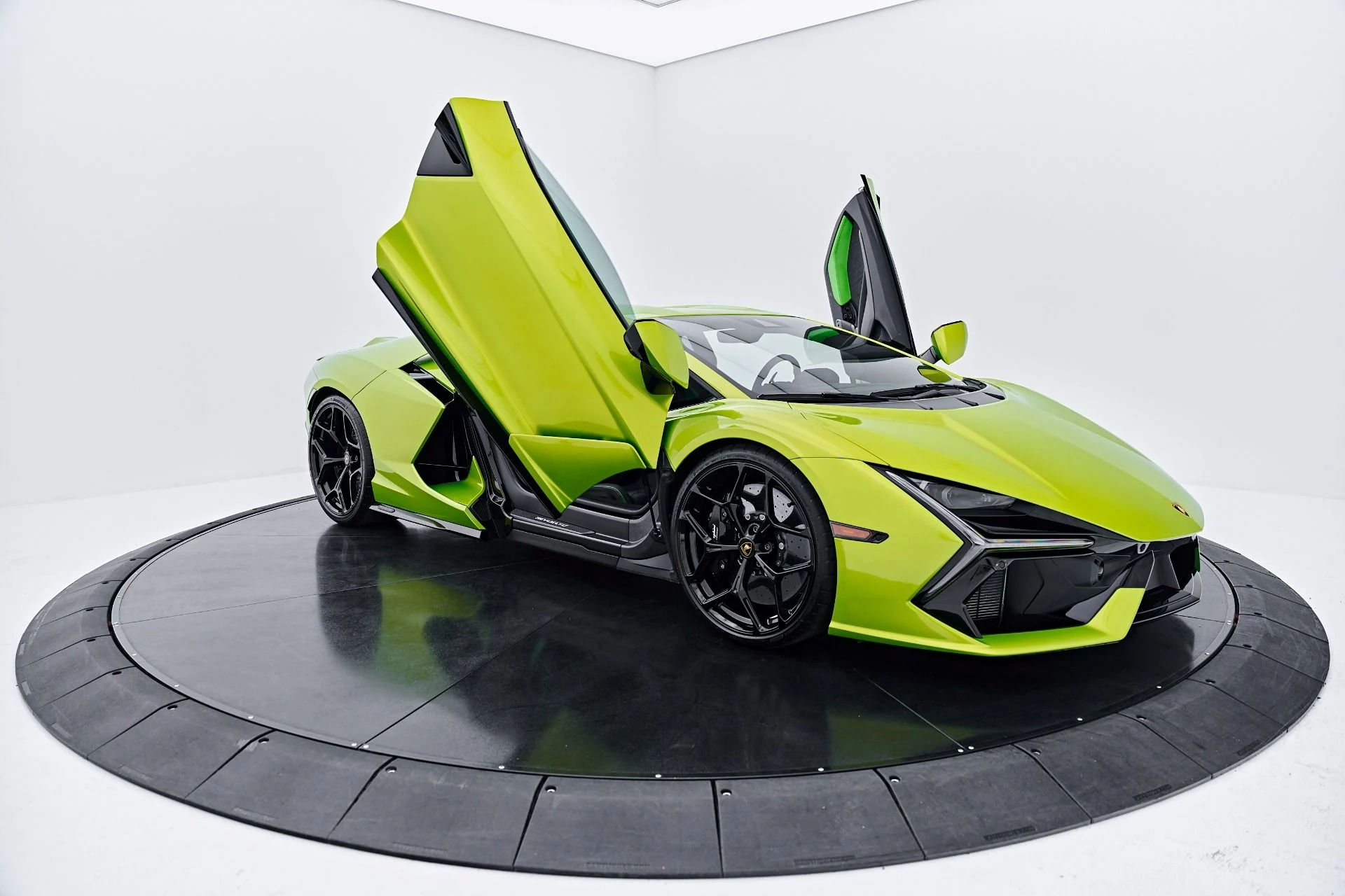 mph030_3355436783_Used_2025_Lamborghini_Revuelto_Base_1785288825_bba6e05bfb