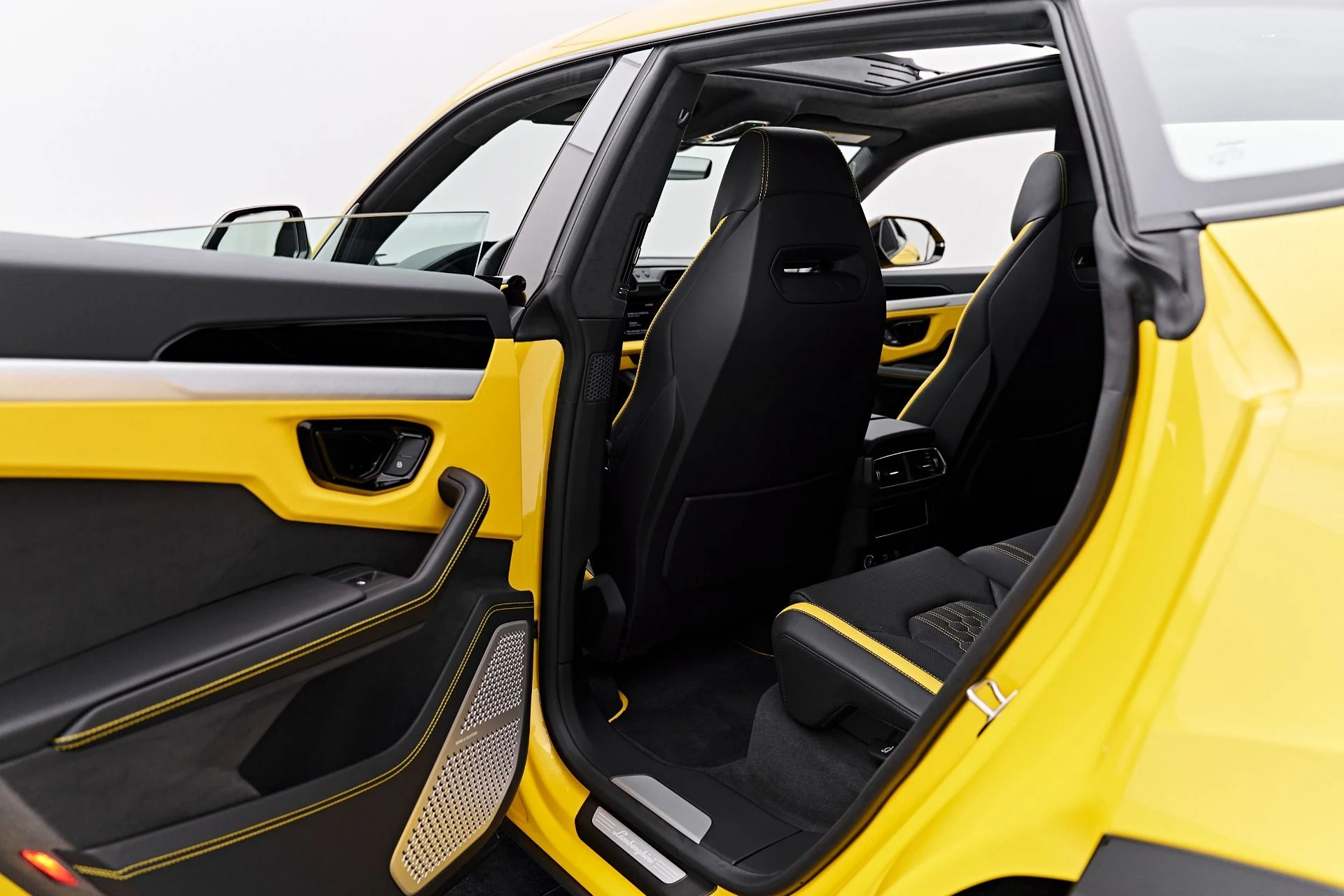 mph030_3389198959_Used_2025_Lamborghini_Urus_SE_1788049892_590917aaf8
