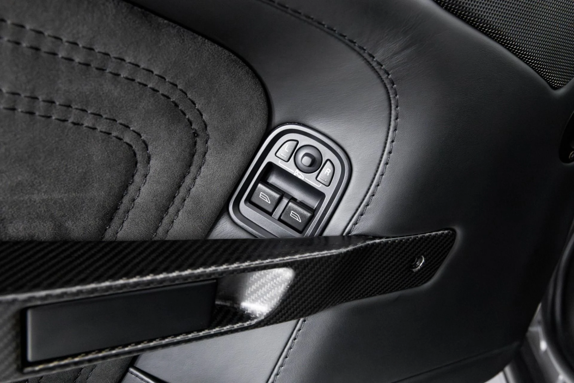 mph030_340512621_Used_2009_Aston_Martin_DBS_1763602383_5b57b21eca