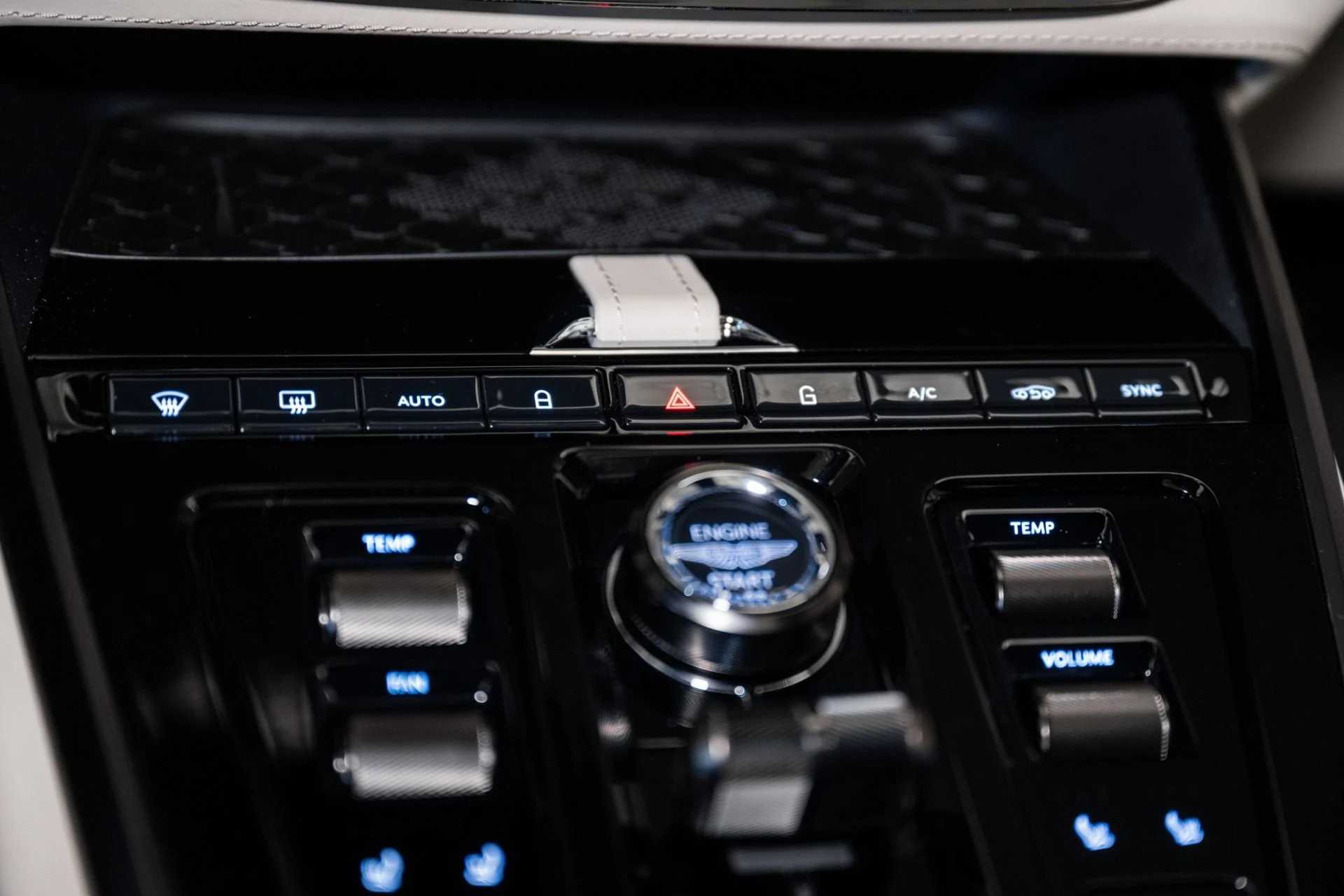 mph030_3464925531_Used_2025_Aston_Martin_DBX_707_1734711890_6c75427fd3