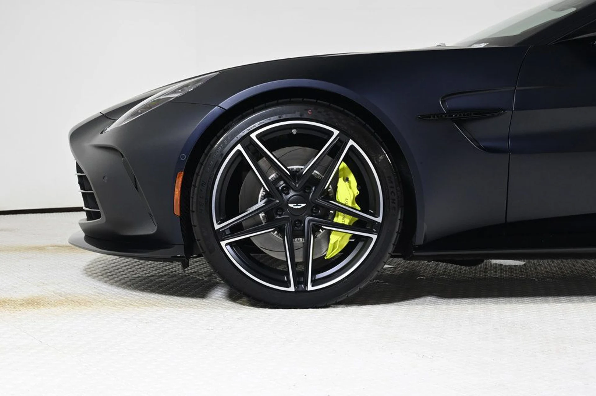 mph030_3490120224_new_2026_aston_martin_vantage_coupe_11350_22897460_30_1024_64b60fba80