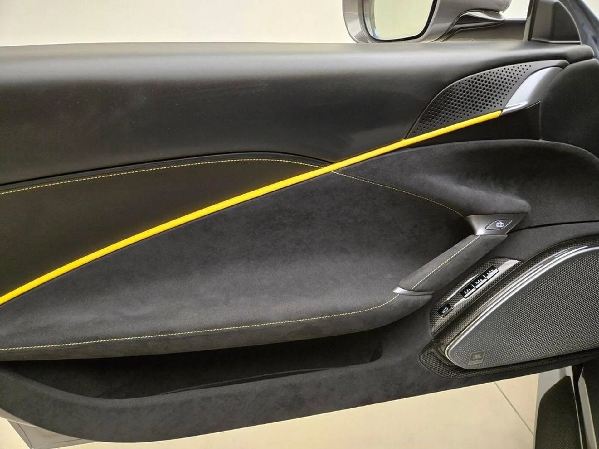 mph030_3499252773_Used_2022_Ferrari_Roma_1775292318_a5e88bdab2