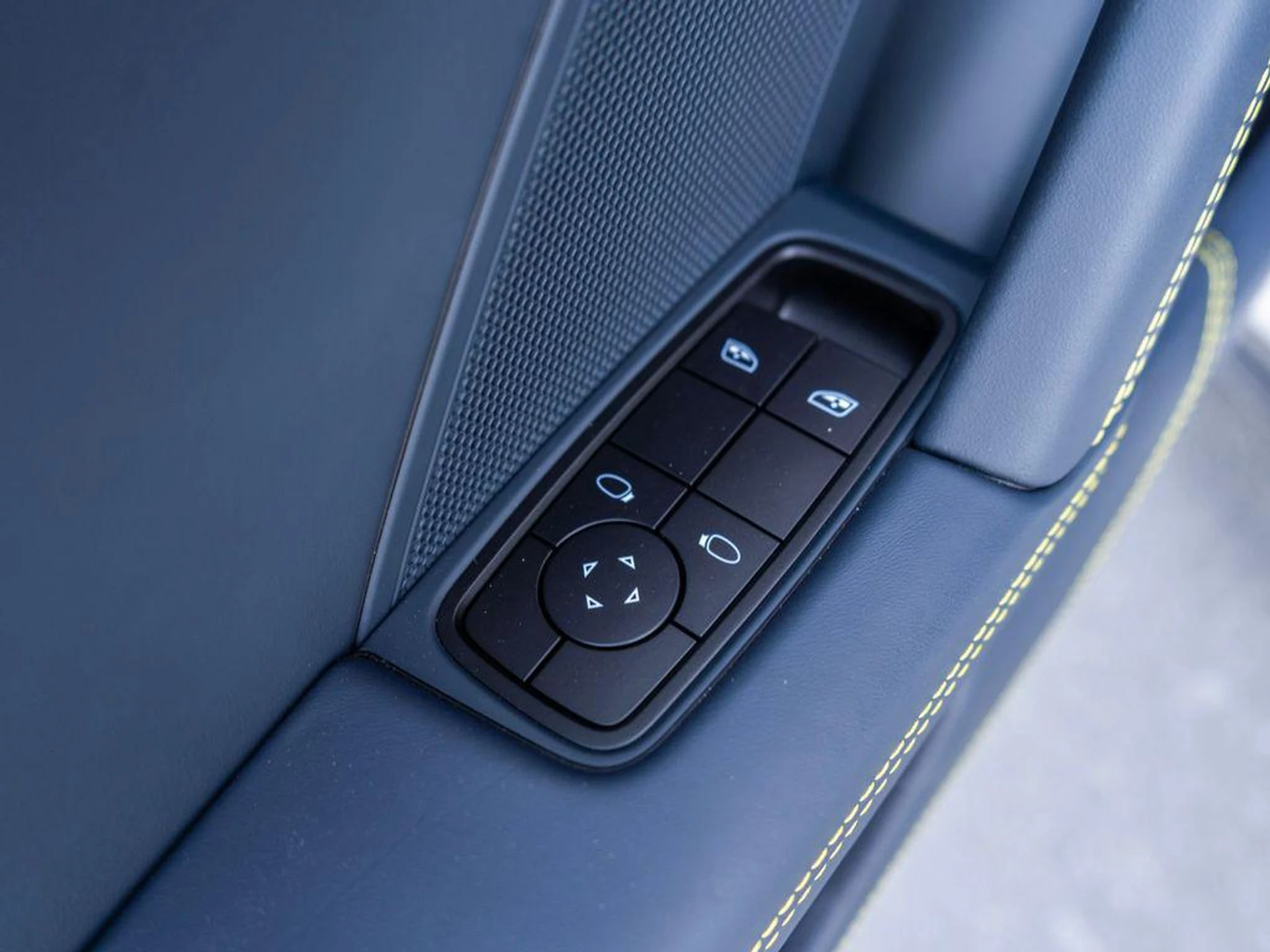 mph030_3511940214_Z7_YAORV_Xg6c_N_Sq24bsfly_K_Ts_C4_92265d24ba