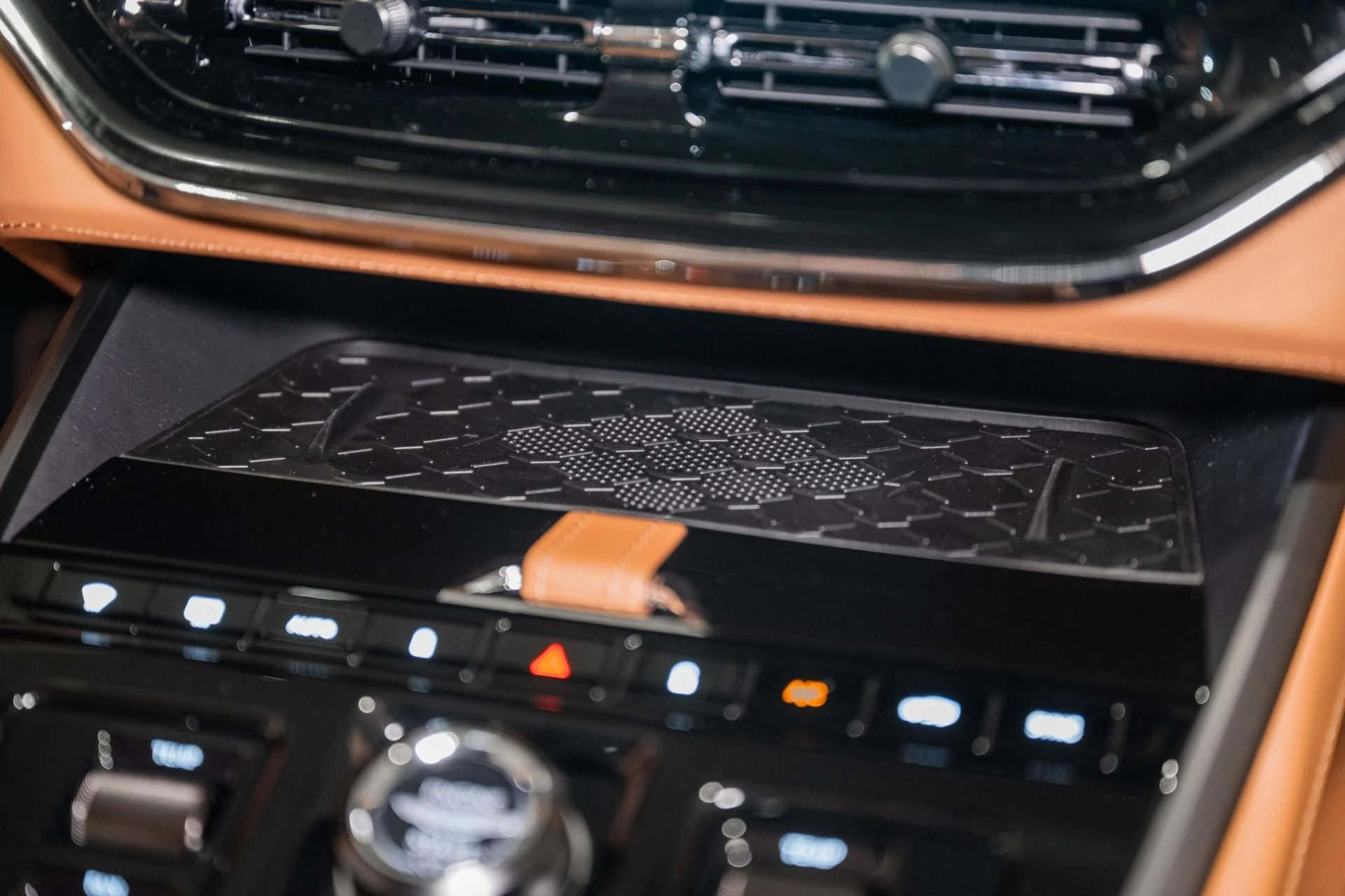 mph030_3517537981_New_2026_Aston_Martin_DBX_707_1765214112_d356e543a3