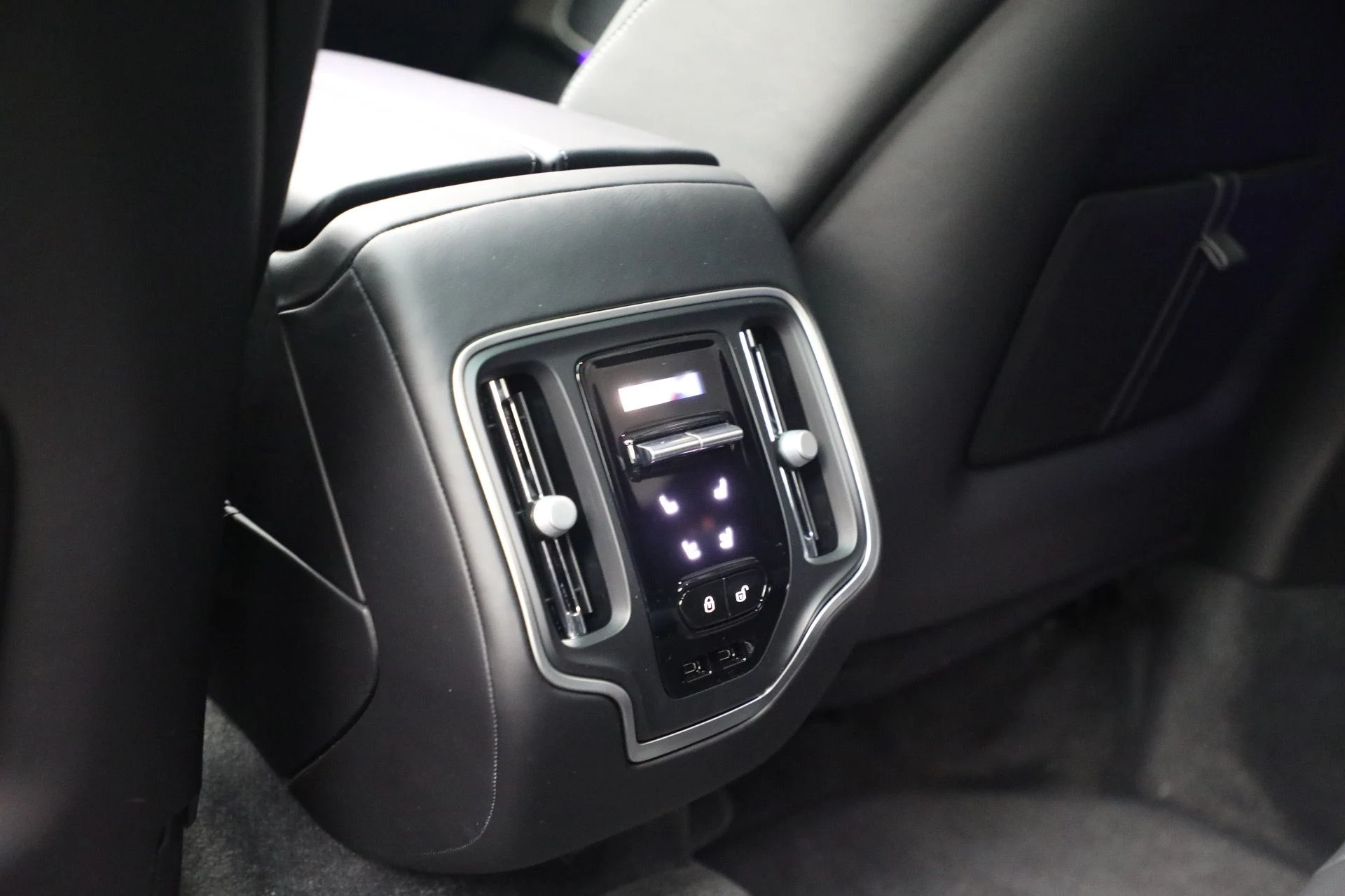 mph030_3518033742_New_2026_Aston_Martin_DBX_S_1767984157_bbea730432