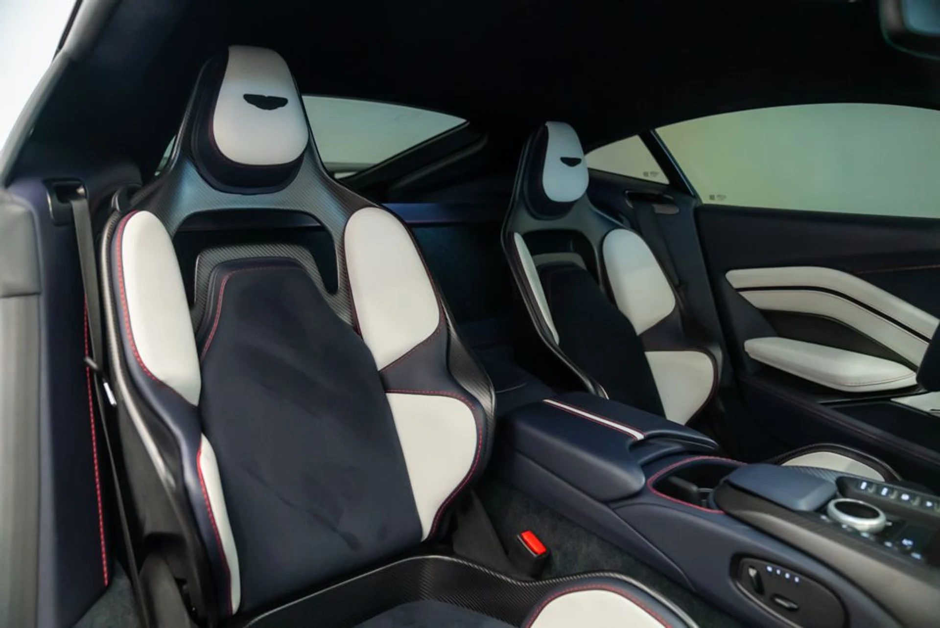 mph030_3540387110_aston_martin_vantage_2023_jpg_v_1768855591_4eaba90432