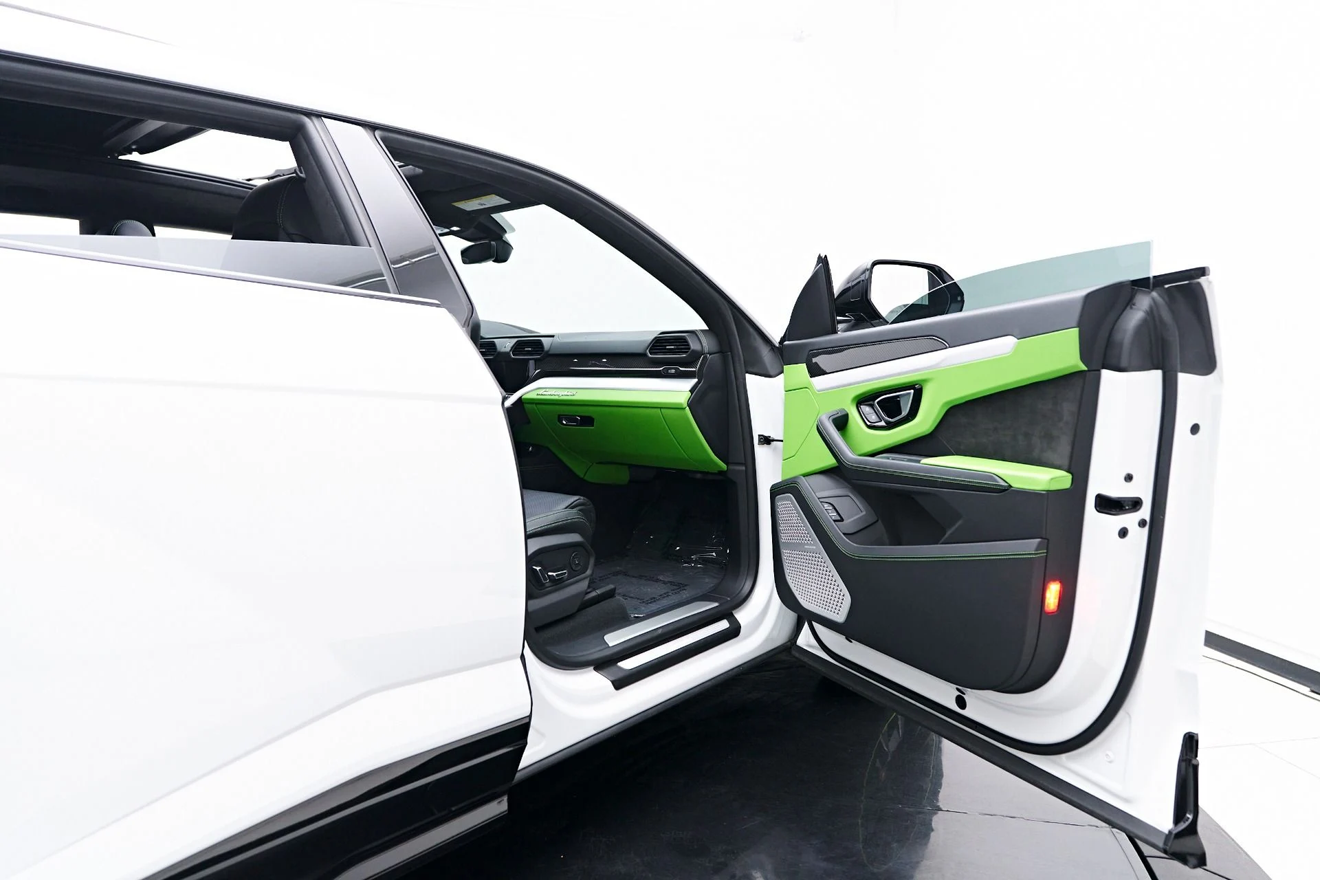 mph030_3540826142_Used_2022_Lamborghini_Urus_Base_1758404802_07441f87ab