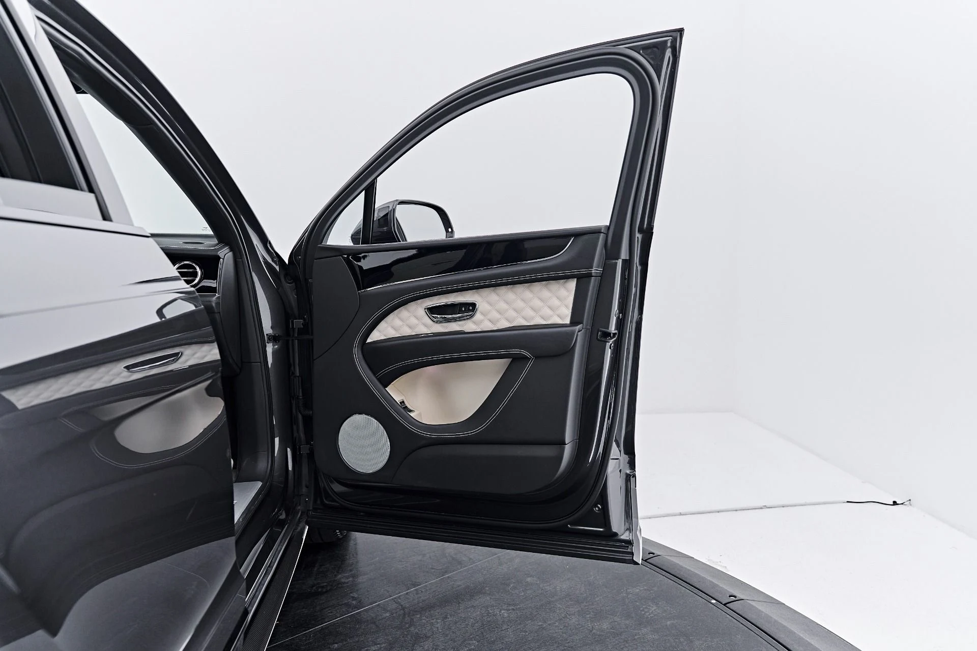mph030_3560948673_Used_2022_Bentley_Bentayga_V8_1791935730_a8e751598c