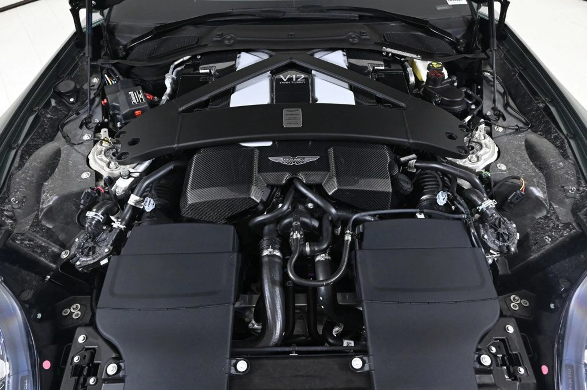 mph030_3571825374_new_2025_aston_martin_vanquish_coupe_11350_22897480_30_1024_1286d0fef9
