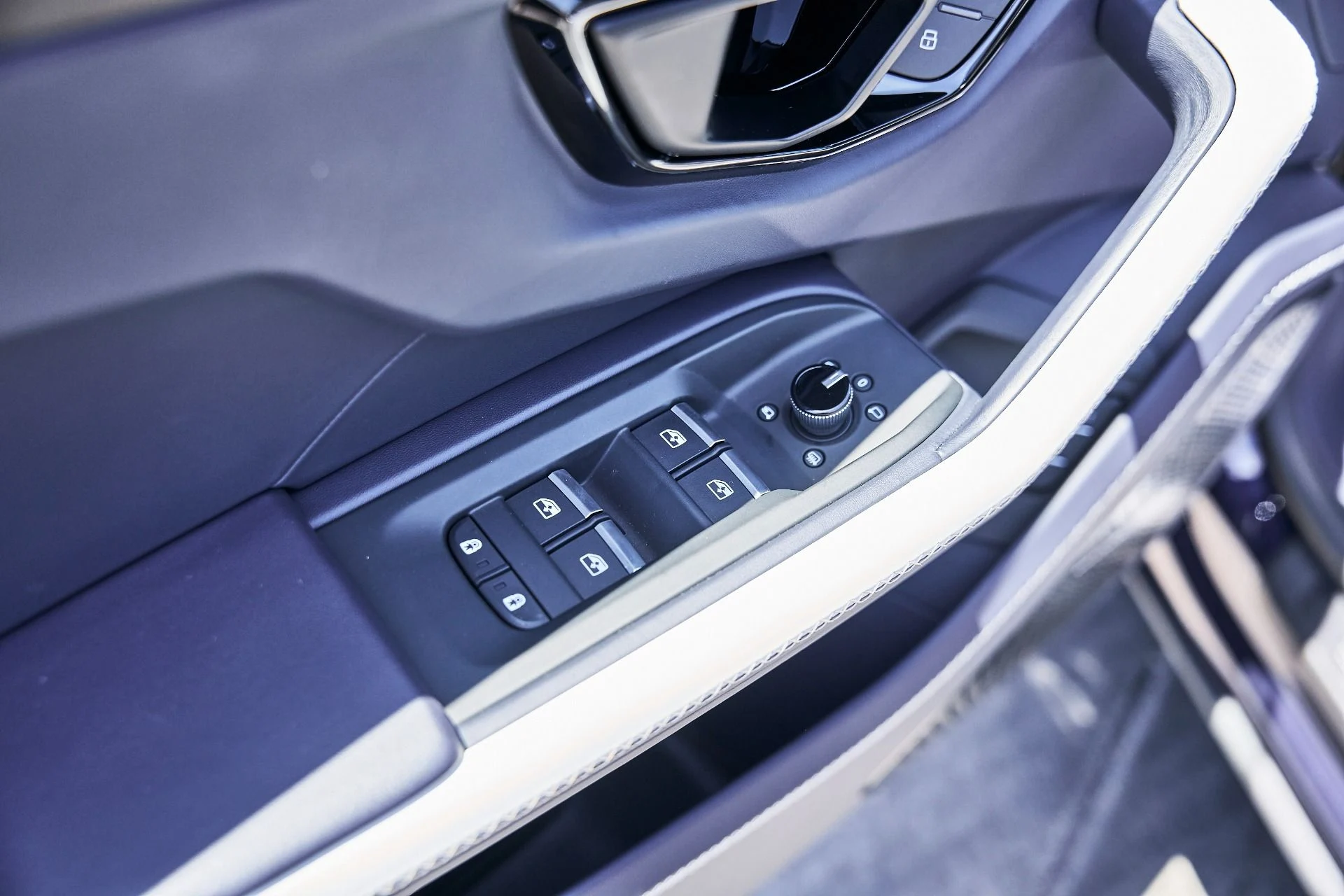 mph030_3575964336_Used_2025_Lamborghini_Urus_SE_1780417773_cef3fa5a0c