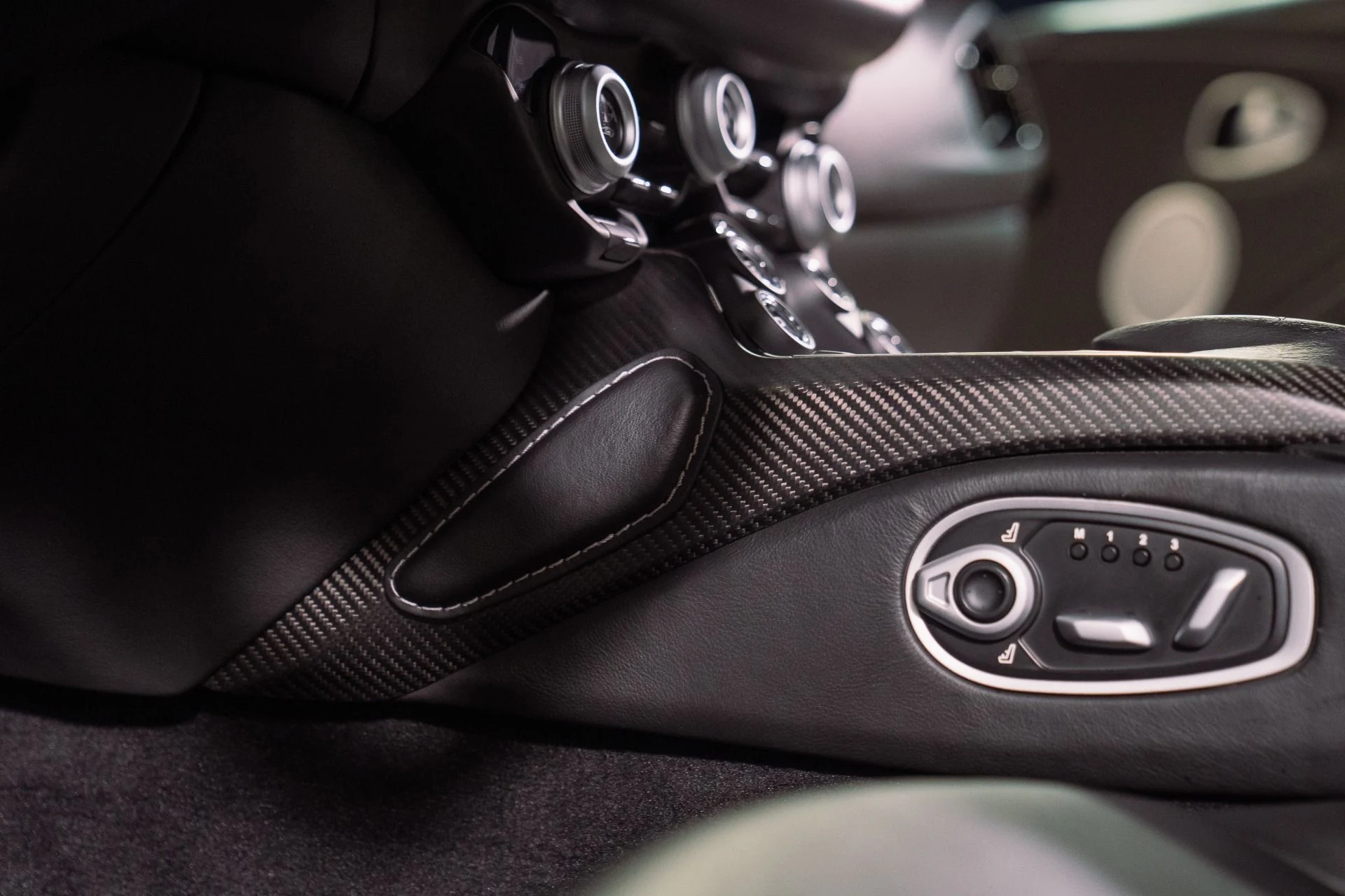 mph030_3587065358_Used_2019_Aston_Martin_Vantage_1792797785_09fe0ab97e