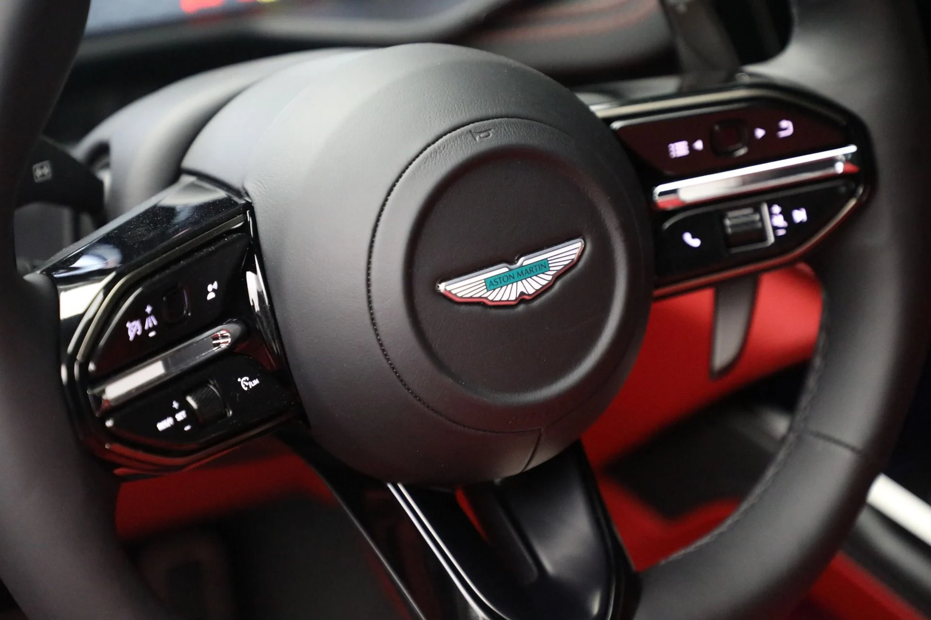 mph030_3611393793_New_2025_Aston_Martin_DBX_707_dc4326782b