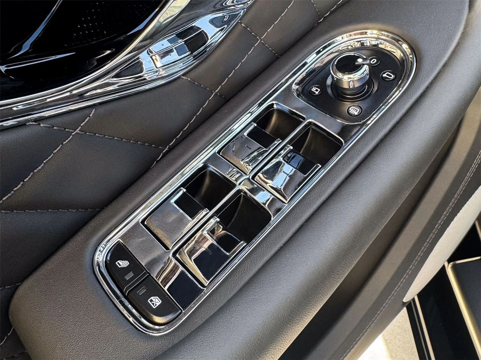 mph030_361238027_b947e8245d43344a0b3525e054b549f4_472235439f