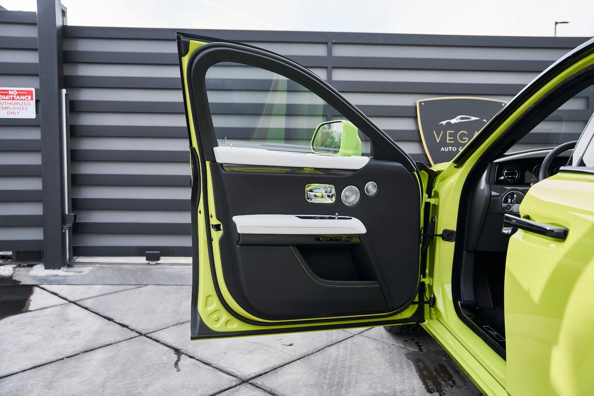 mph030_3617063431_Used_2025_Rolls_Royce_Ghost_Black_Badge_1769049500_e9db7b468d