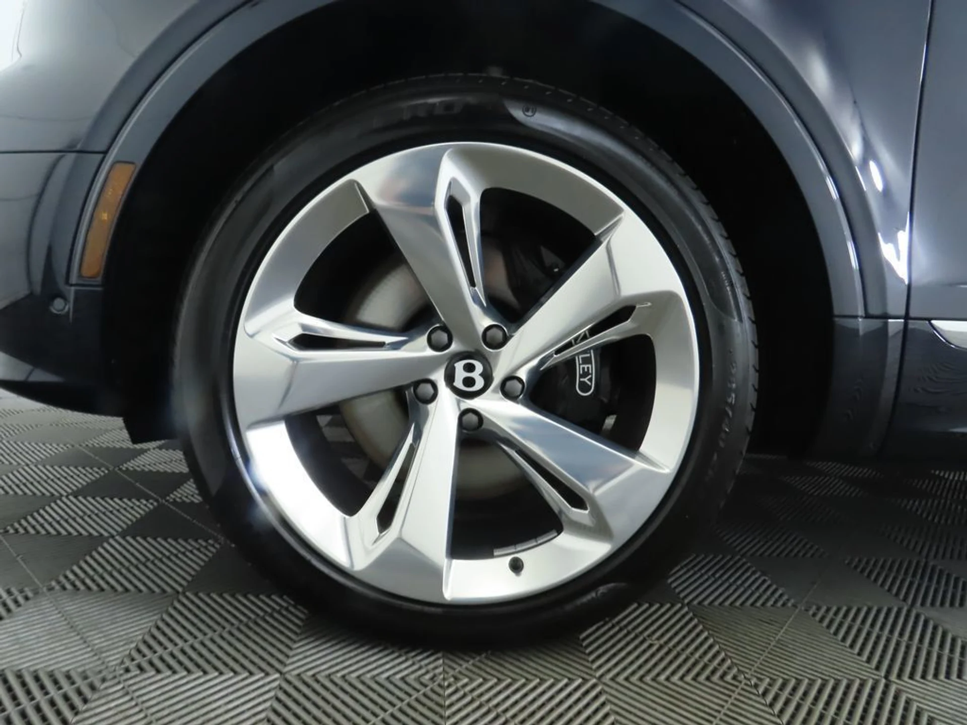 mph030_3635340245_new_2025_bentley_bentayga_v8awd_8119_22910535_31_1024_fb325d89bf