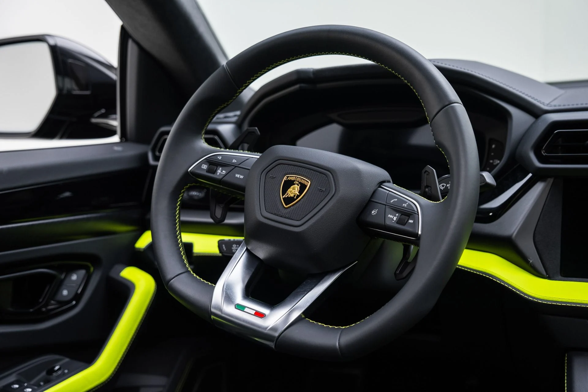 mph030_3639113368_Used_2025_Lamborghini_Urus_SE_1767912071_7131f1606c