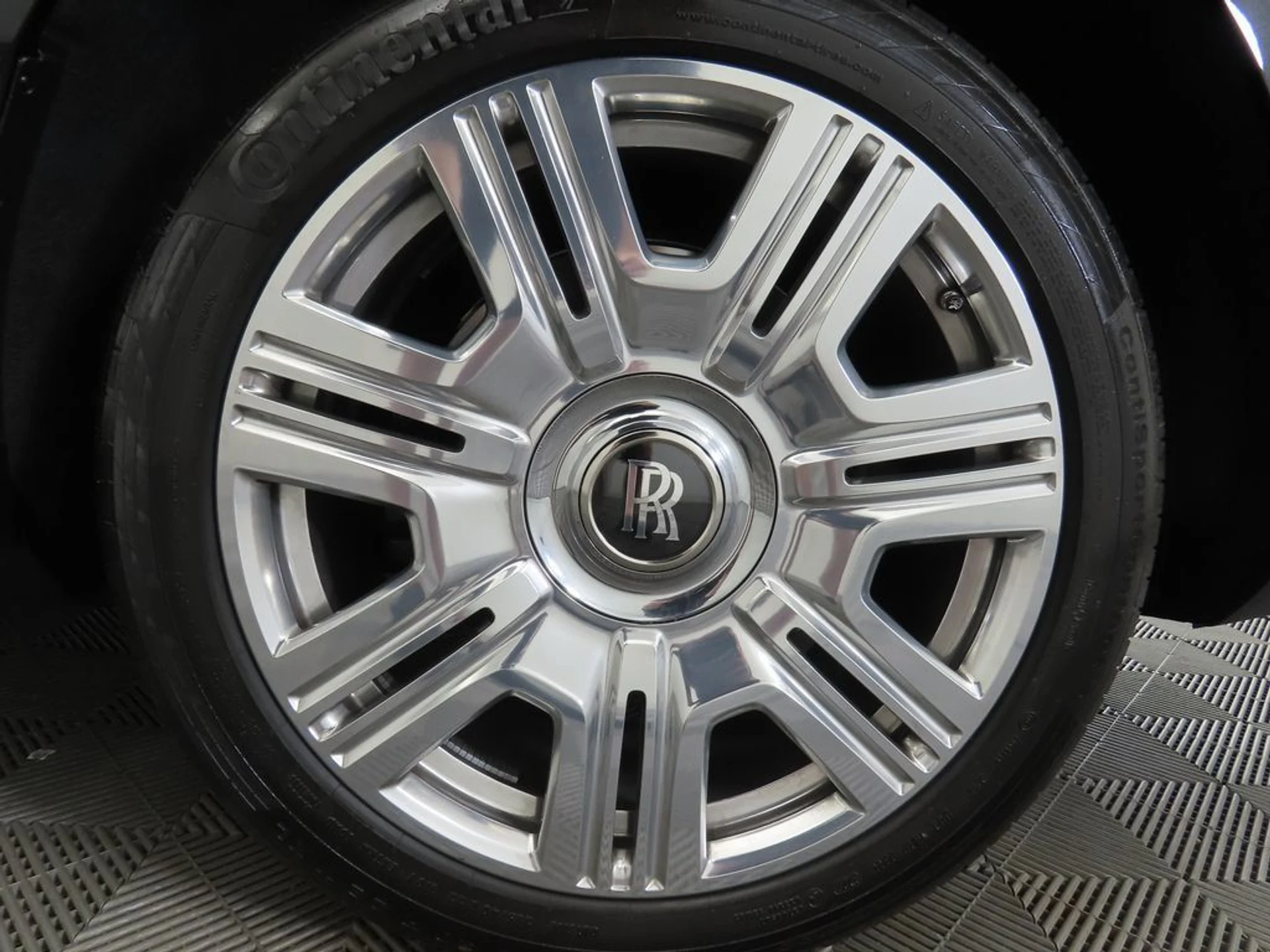 mph030_3655047948_used_2023_rolls_royce_cullinan_sportutility_8119_22974083_31_1024_71bea8464a