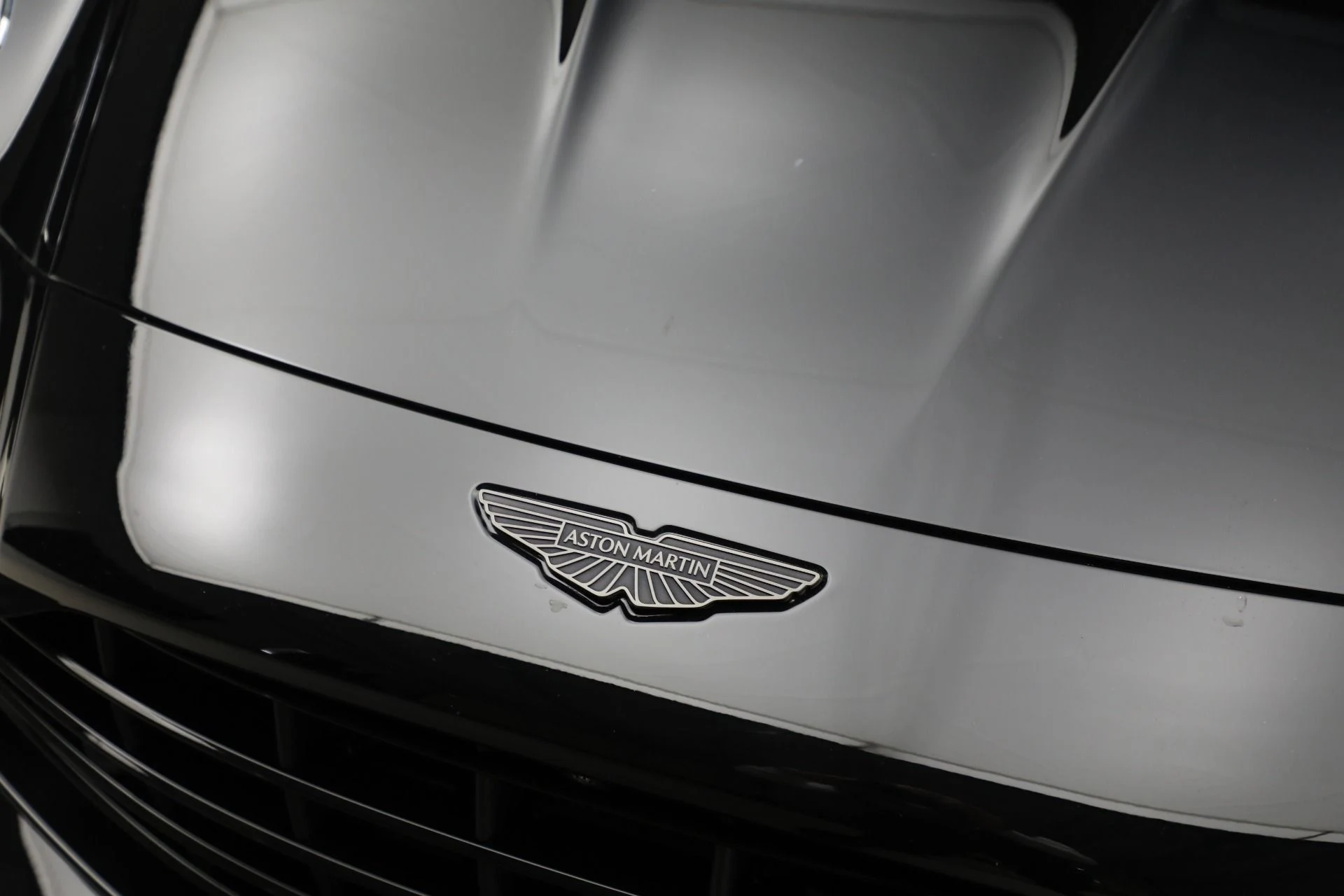 mph030_3659581746_Used_2025_Aston_Martin_Vantage_1763143757_0cc97a1e06