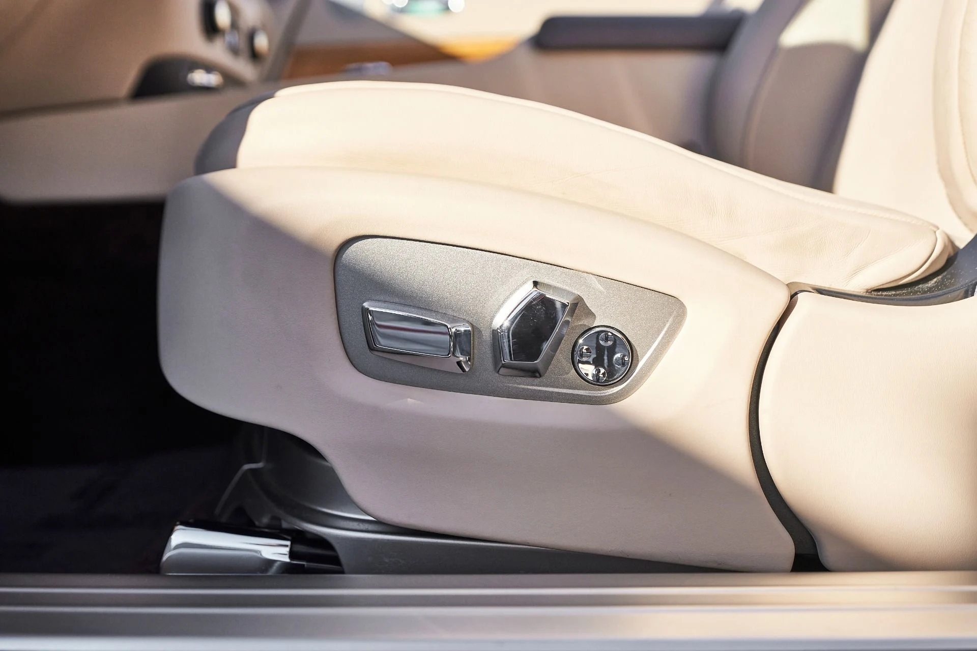 mph030_3673017080_Used_2020_Rolls_Royce_Dawn_Base_1762645815_87a91bcce3