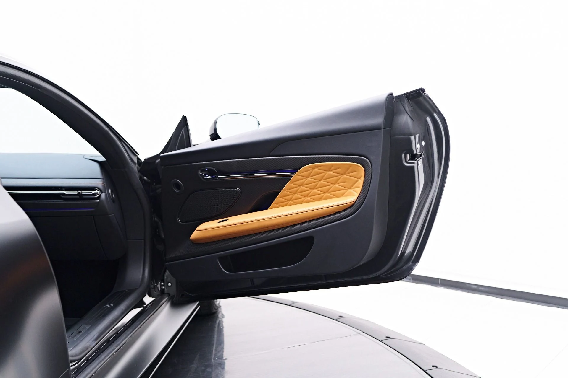 mph030_3676225158_Used_2024_Aston_Martin_DB_12_1752612779_9c1e7a1a49