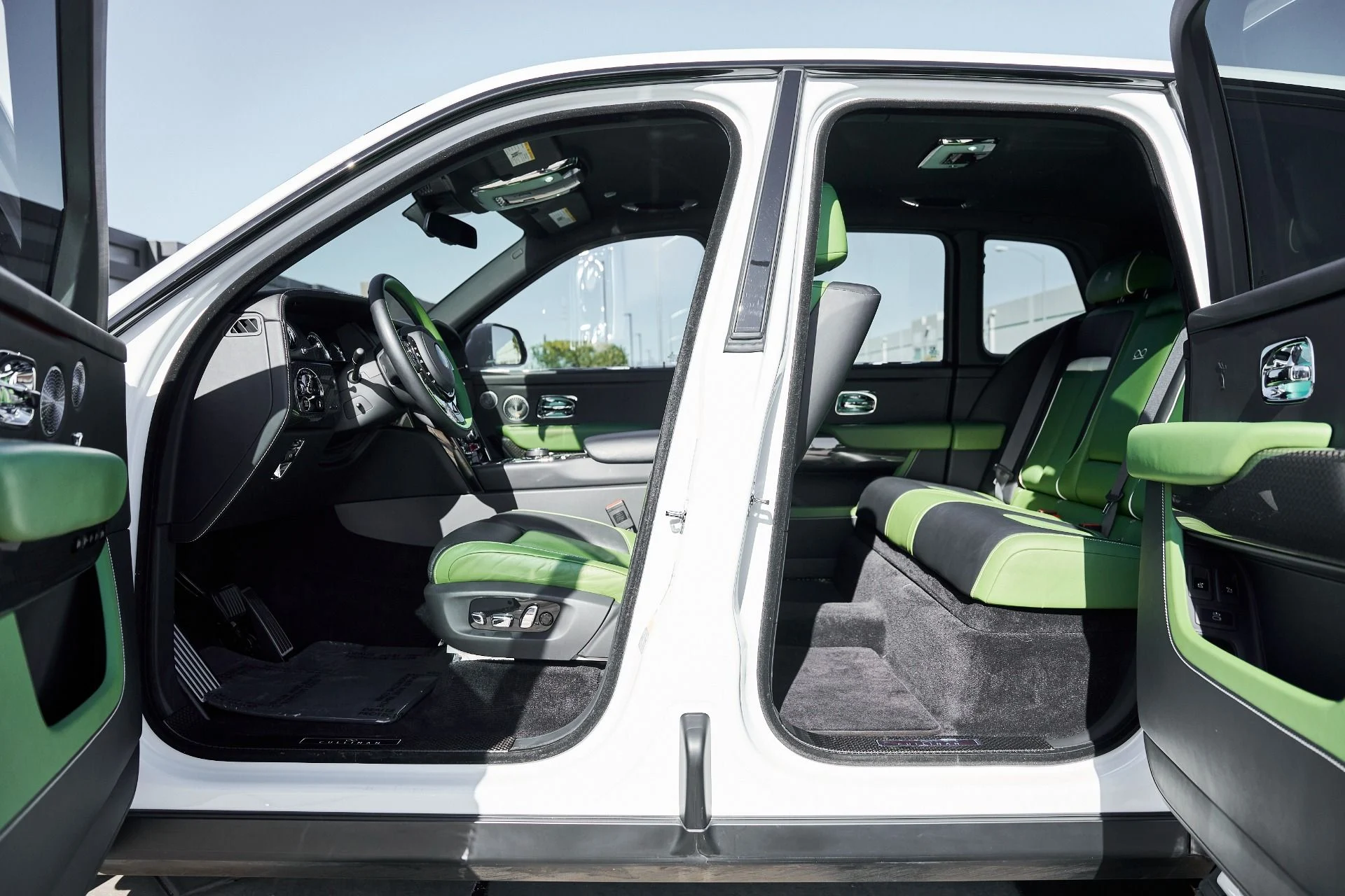 mph030_3718816166_Used_2023_Rolls_Royce_Cullinan_Black_Badge_1769736444_703698cb2c