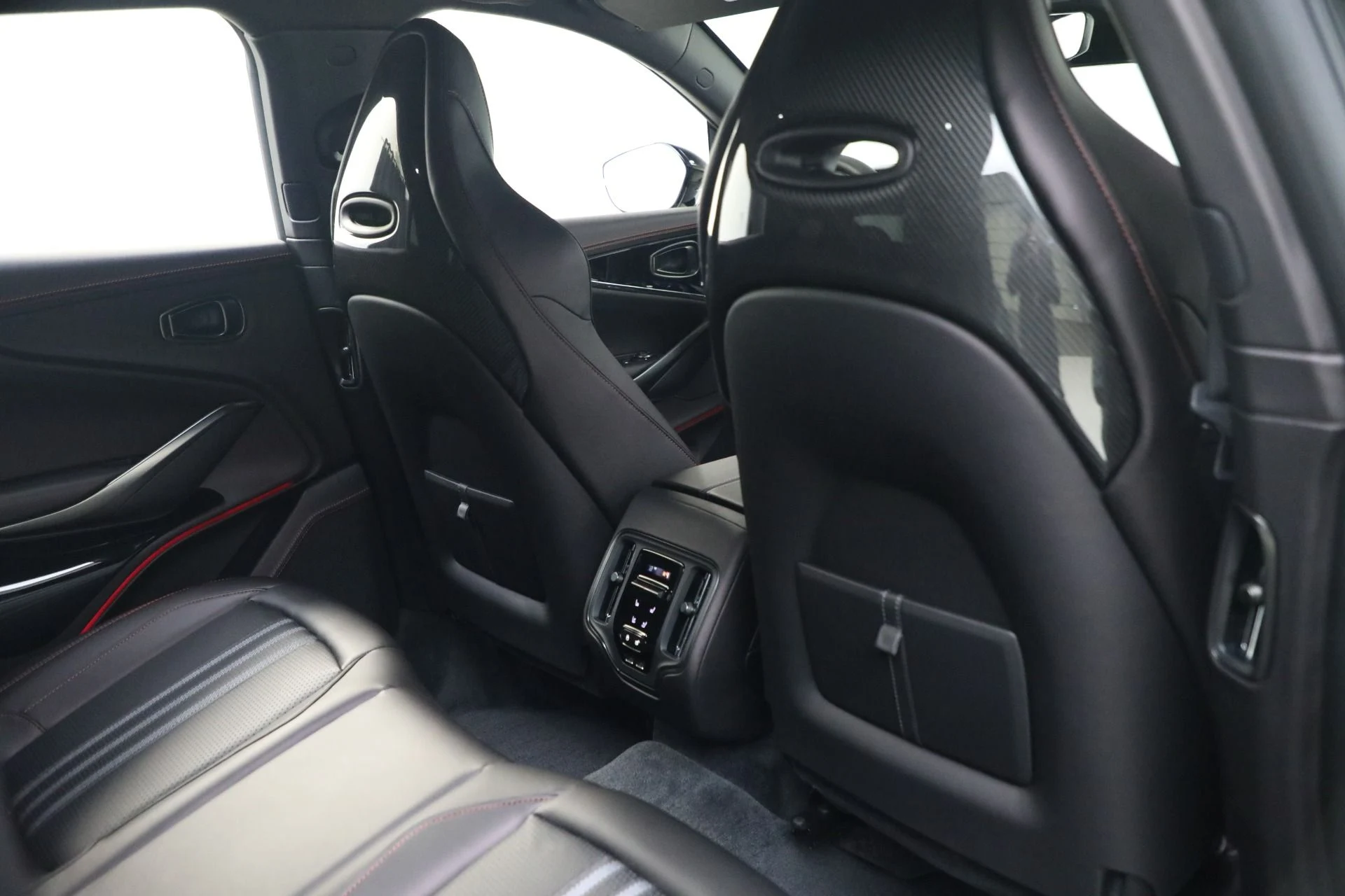 mph030_374682685_New_2026_Aston_Martin_DBX_707_1768320849_91a5602a04