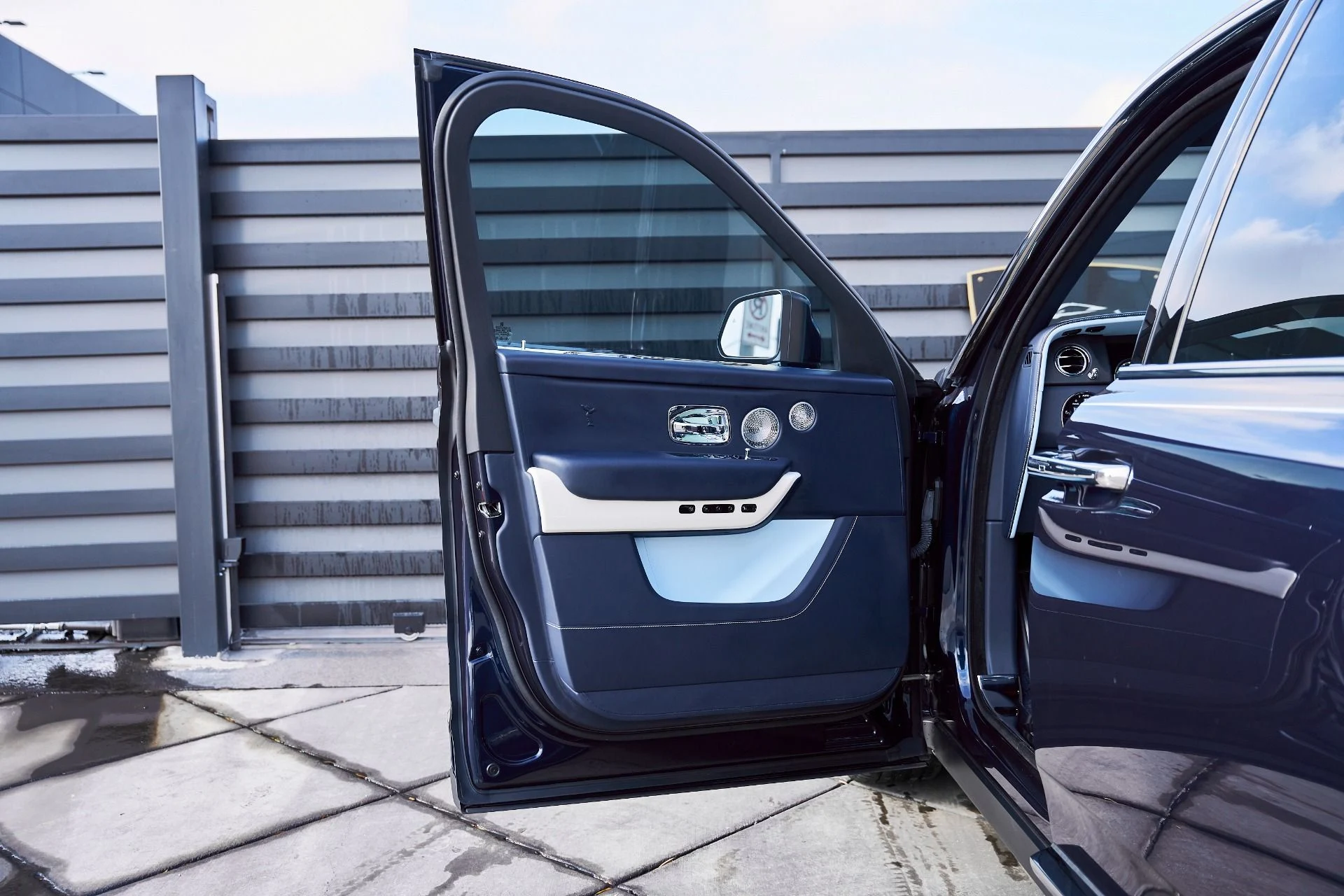 mph030_3756648422_Used_2022_Rolls_Royce_Cullinan_Base_1767400085_defd445e42