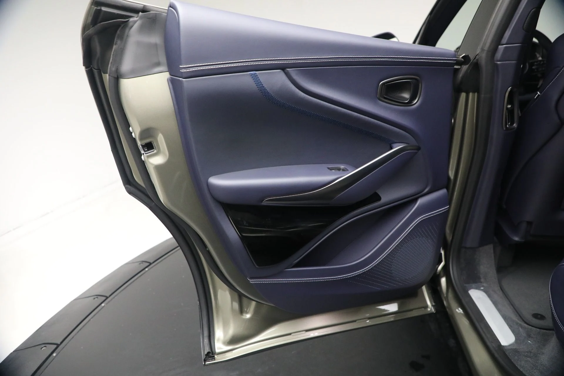 mph030_3767398290_New_2026_Aston_Martin_DBX_707_1767992936_00b108ede4