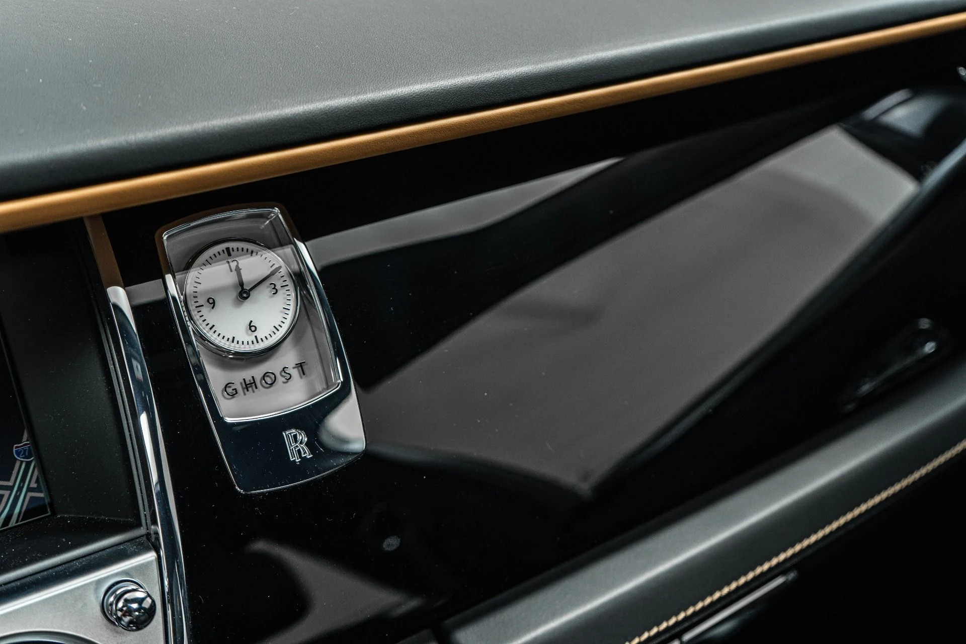 mph030_3772530398_Used_2017_Rolls_Royce_Ghost_Extended_Wheelbase_393_K_MSRP_Two_Tone_Paint_Rear_Chiller_1774532559_63b1175997