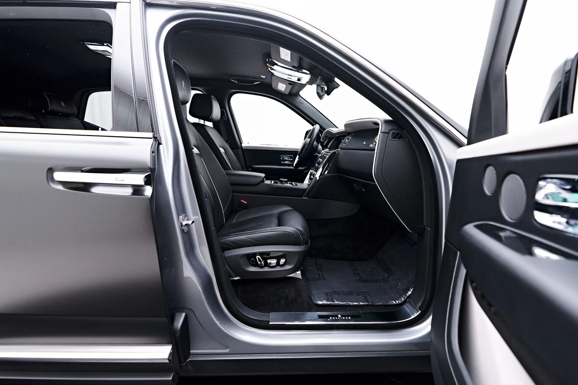 mph030_3775097763_Used_2023_Rolls_Royce_Cullinan_Base_1756252121_5fe7e64e86