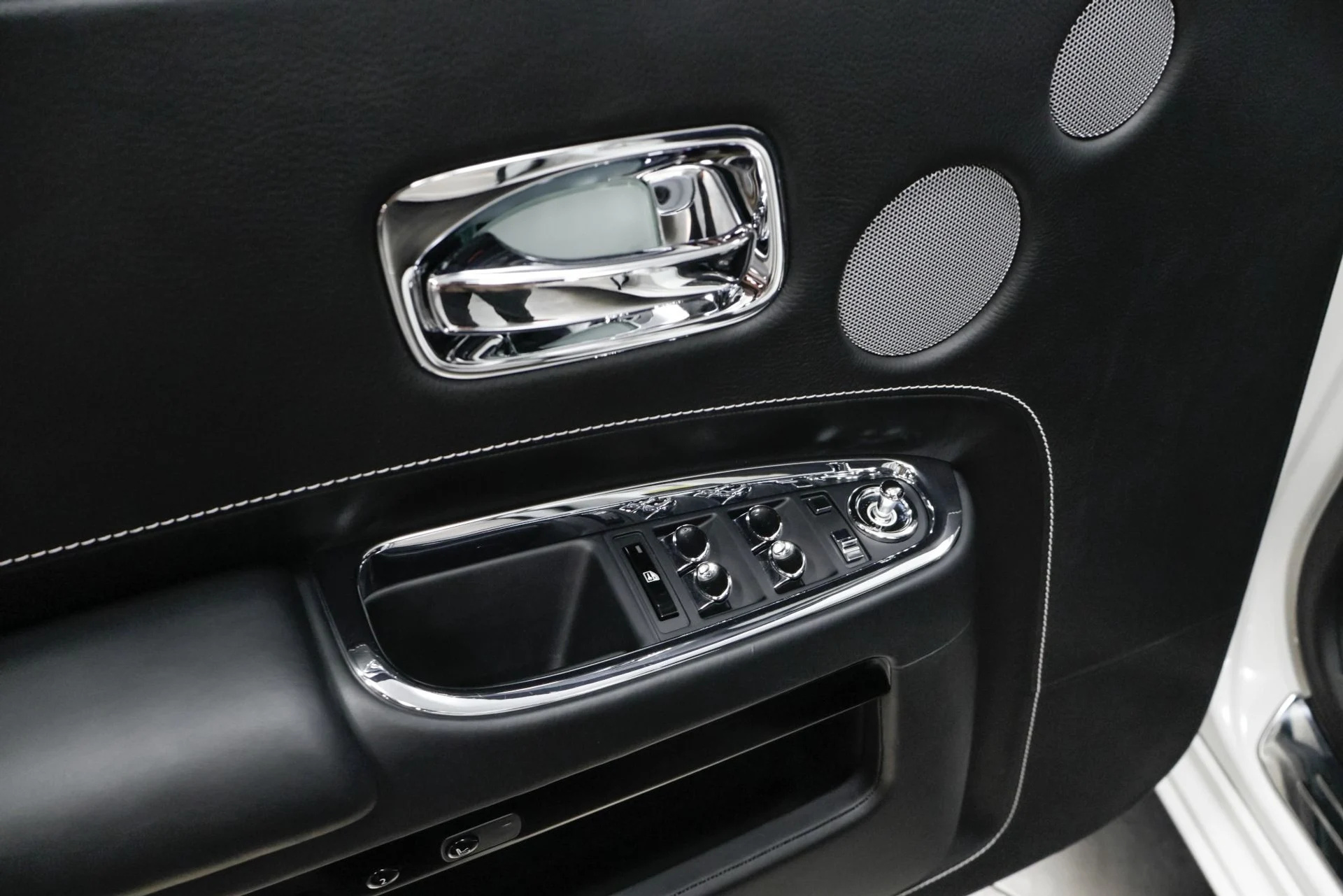 mph030_3786213818_Used_2016_Rolls_Royce_Ghost_Base_1761576592_ea6f01f076