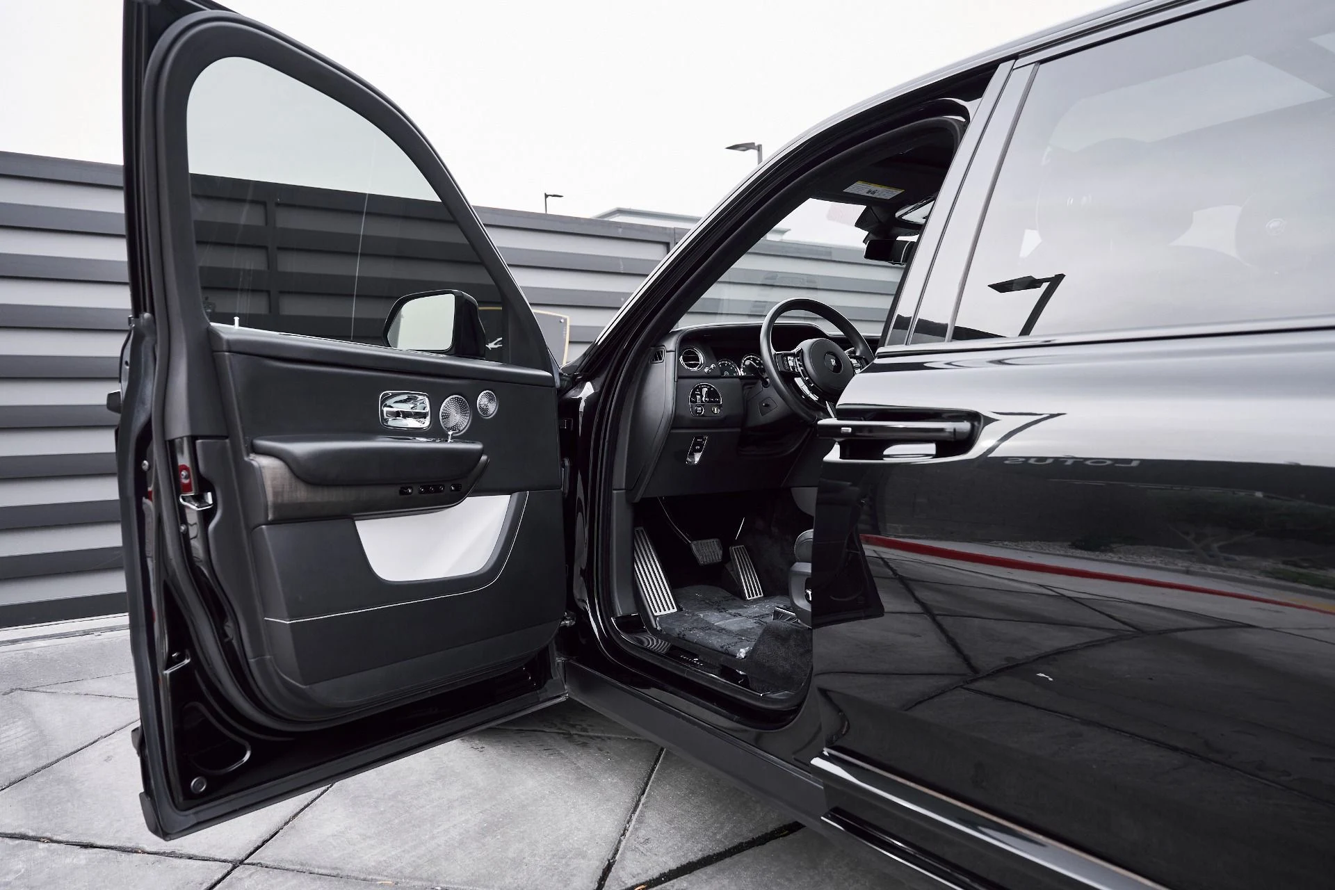 mph030_3828552207_Used_2019_Rolls_Royce_Cullinan_Base_1767201682_e54fd0875e