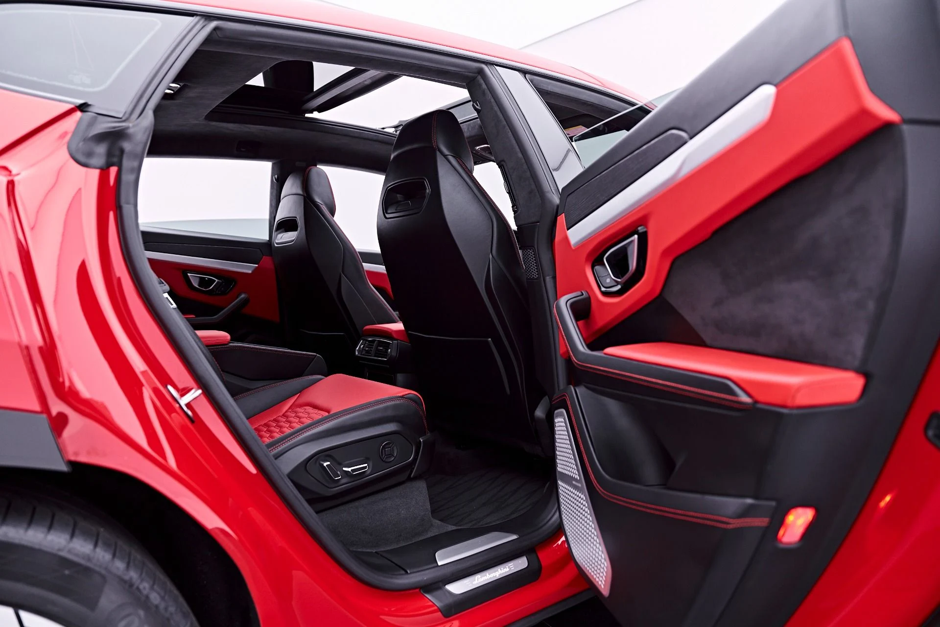 mph030_3829389299_Used_2019_Lamborghini_Urus_Base_1782947964_a838650b98