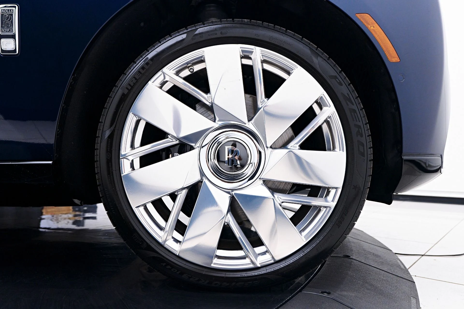 mph030_384723120_Used_2025_Rolls_Royce_Cullinan_Base_1755895153_fa8de06e2f