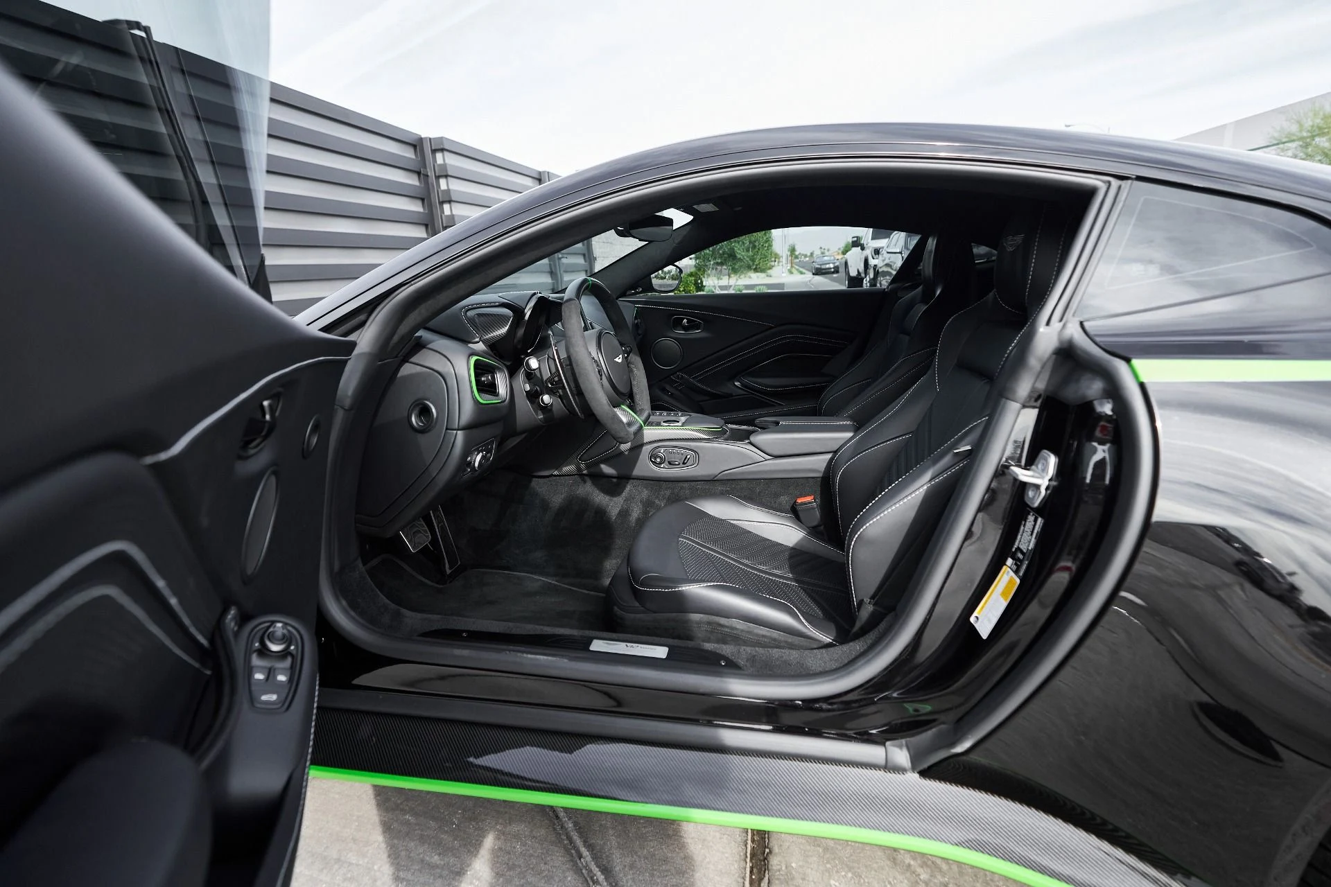 mph030_3851563463_Used_2023_Aston_Martin_Vantage_Base_1762913663_50a89ddcf9