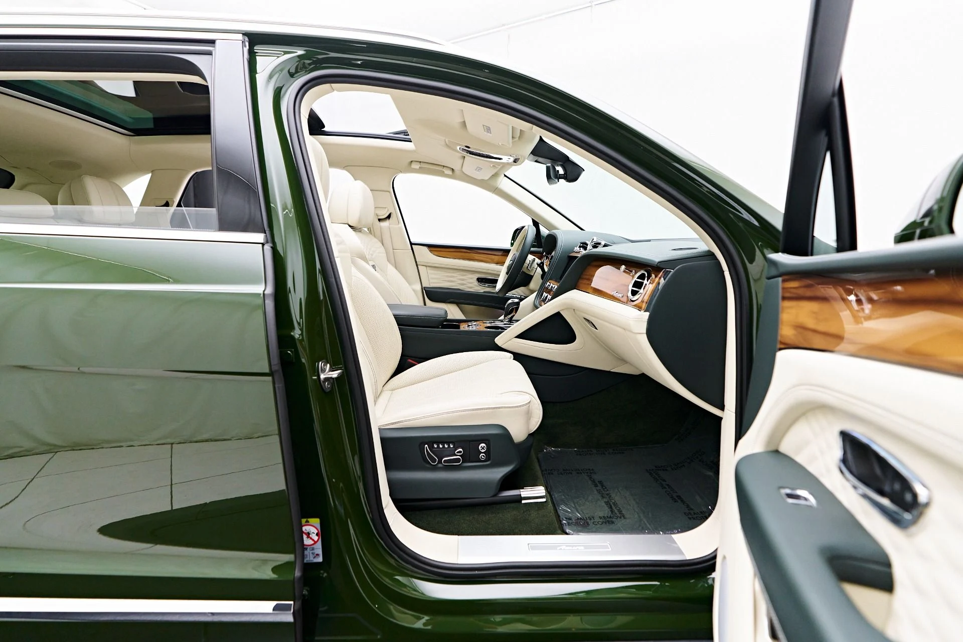 mph030_3887240807_Used_2023_Bentley_Bentayga_EWB_1754782424_edb844d60c