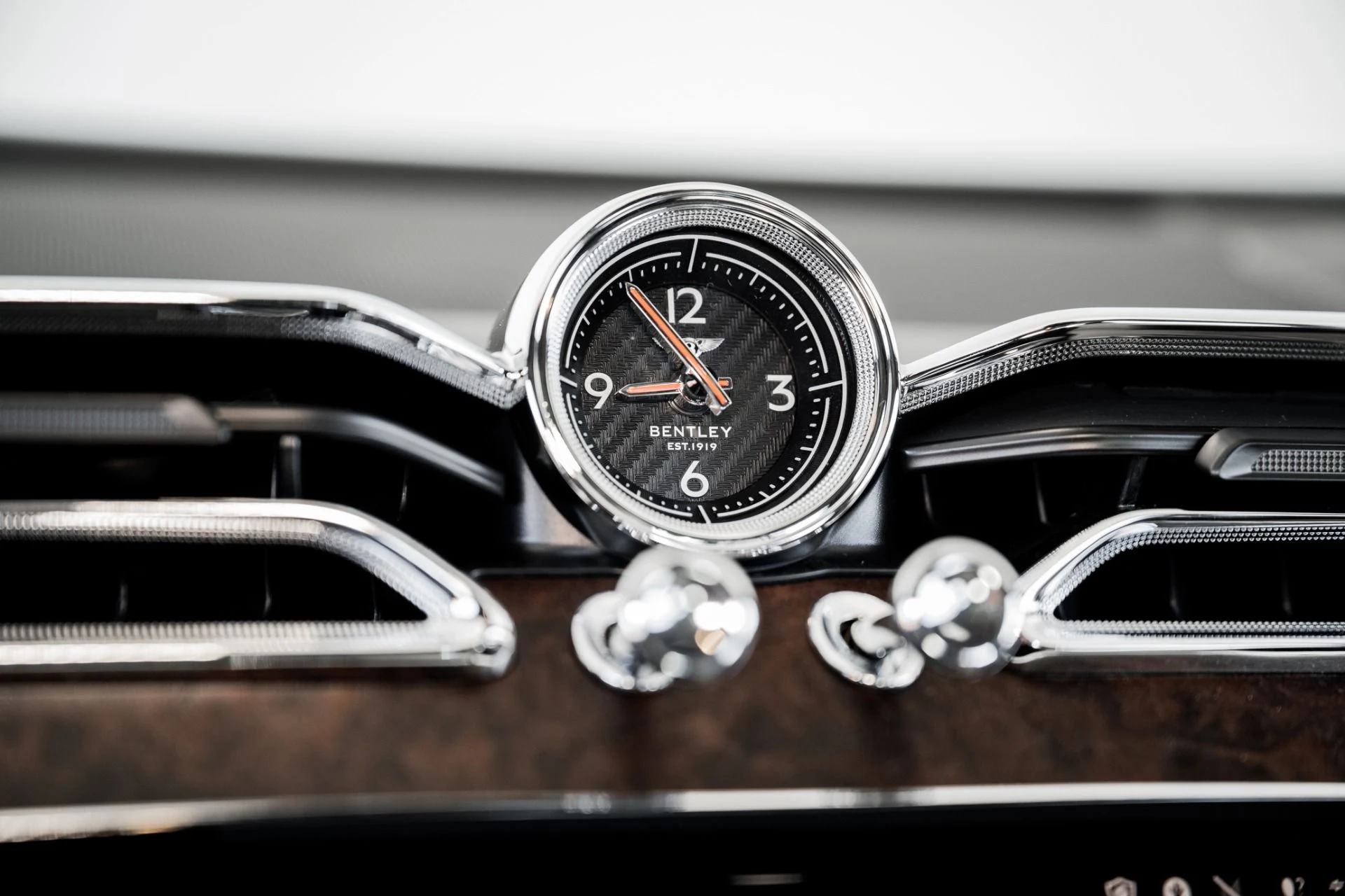 mph030_3891352298_Used_2023_Bentley_Bentayga_Azure_1673896555_3156d94ab7