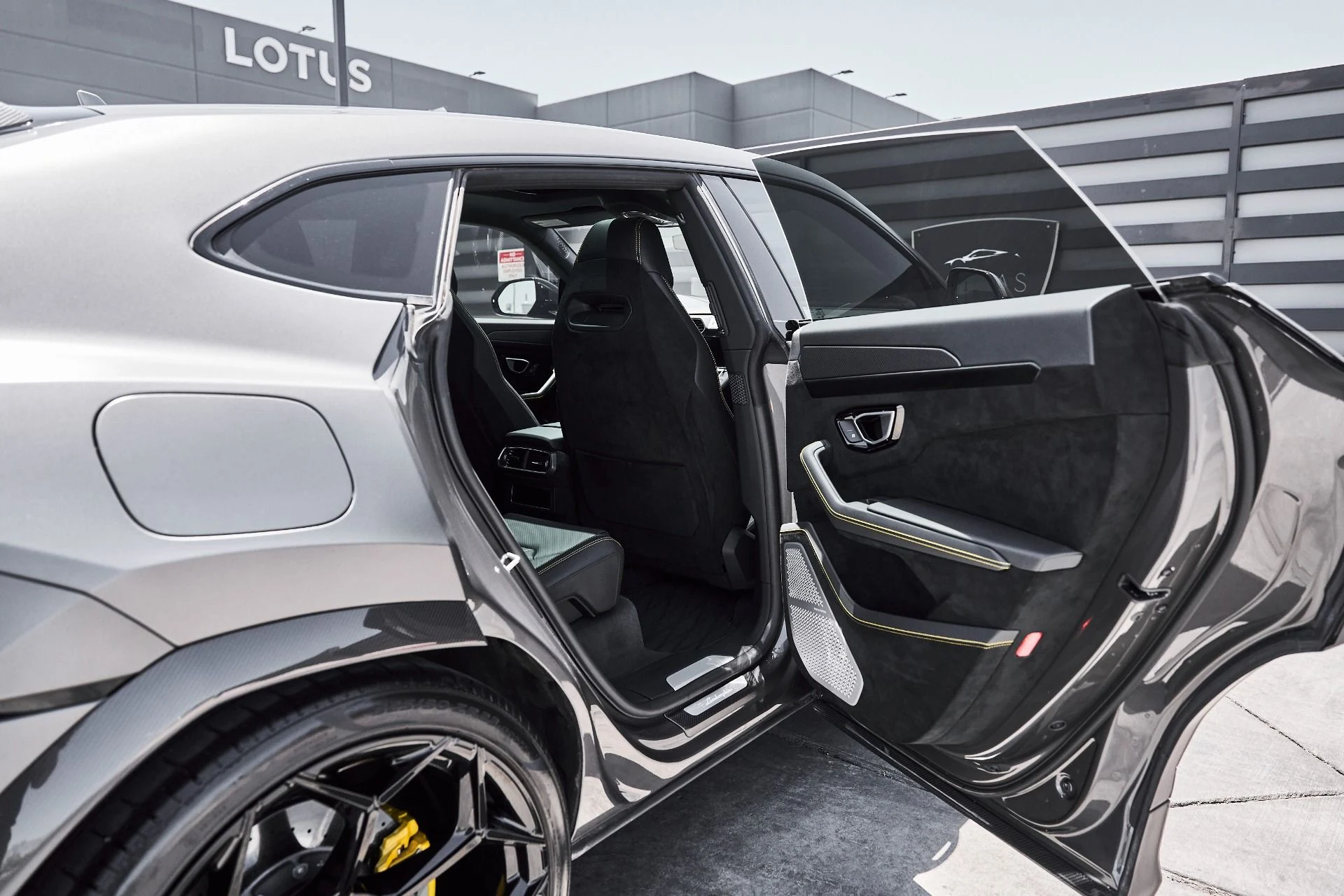 mph030_3901799131_Used_2024_Lamborghini_Urus_Performante_1781228437_32f5c47e41