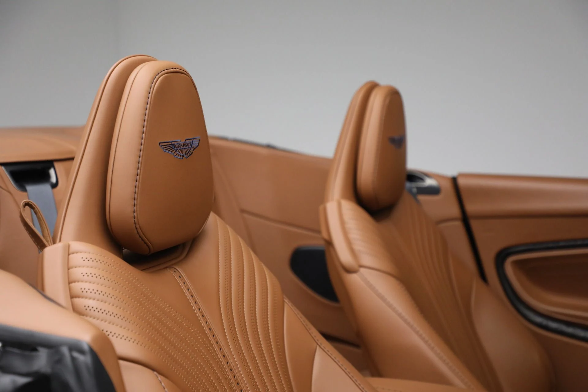 mph030_3916948253_Used_2022_Aston_Martin_DB_11_Volante_2a7de872c8