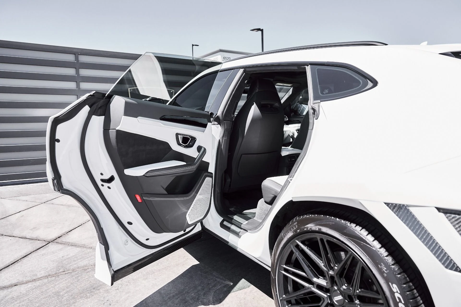 mph030_3970891364_Used_2019_Lamborghini_Urus_Base_1776301843_3bc617f025